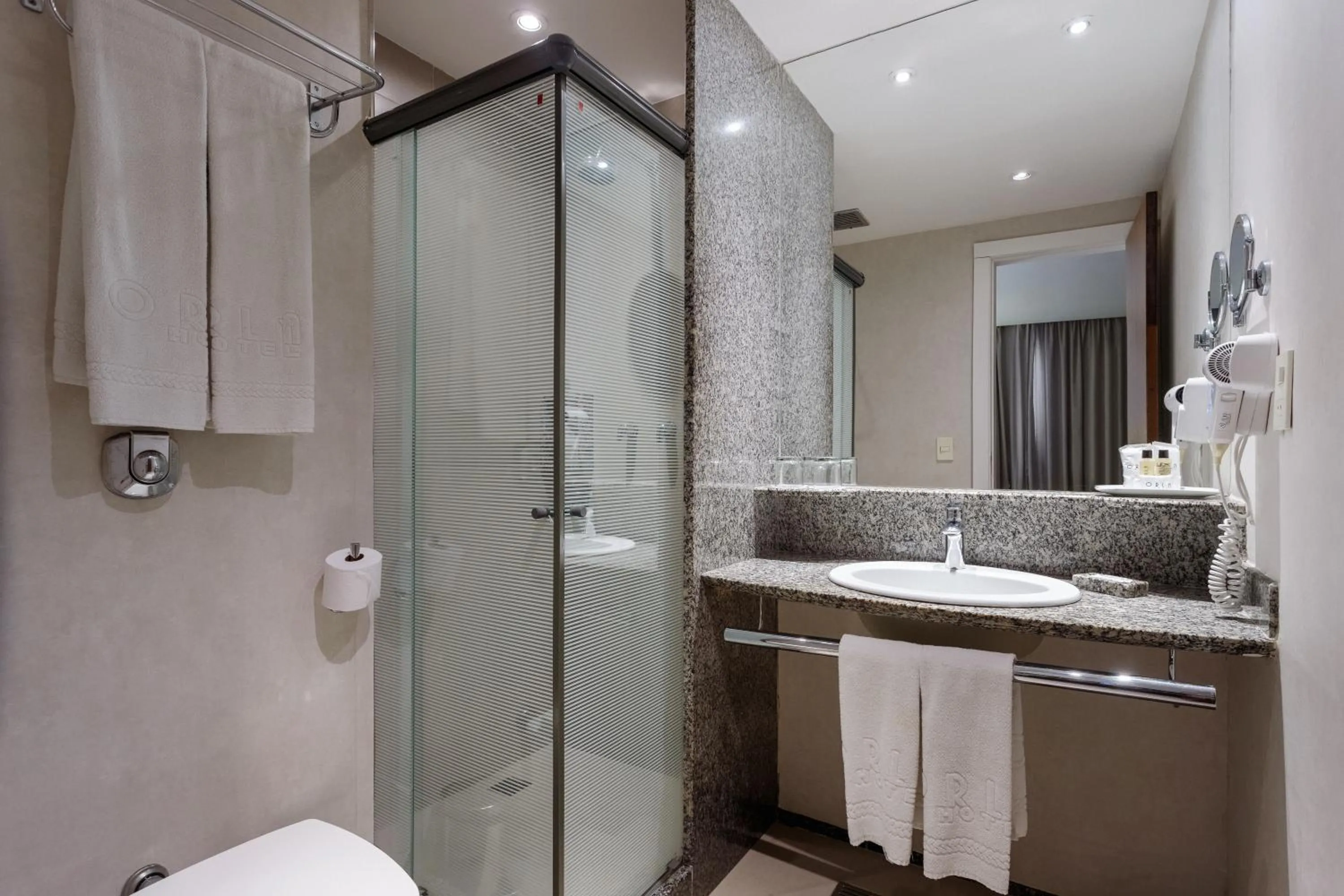 Toilet in Orla Copacabana Hotel