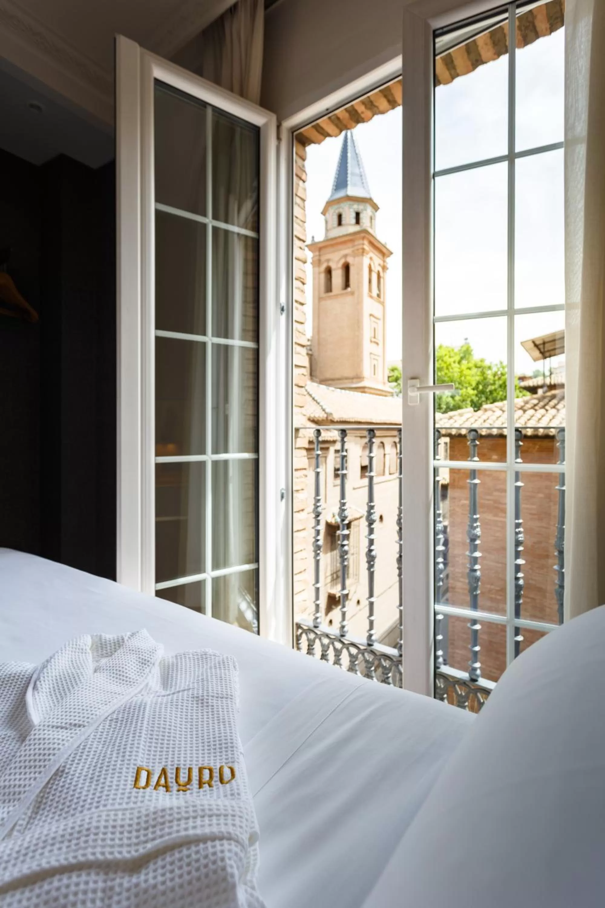 Quiet street view, Bed in Hotel Dauro Premier