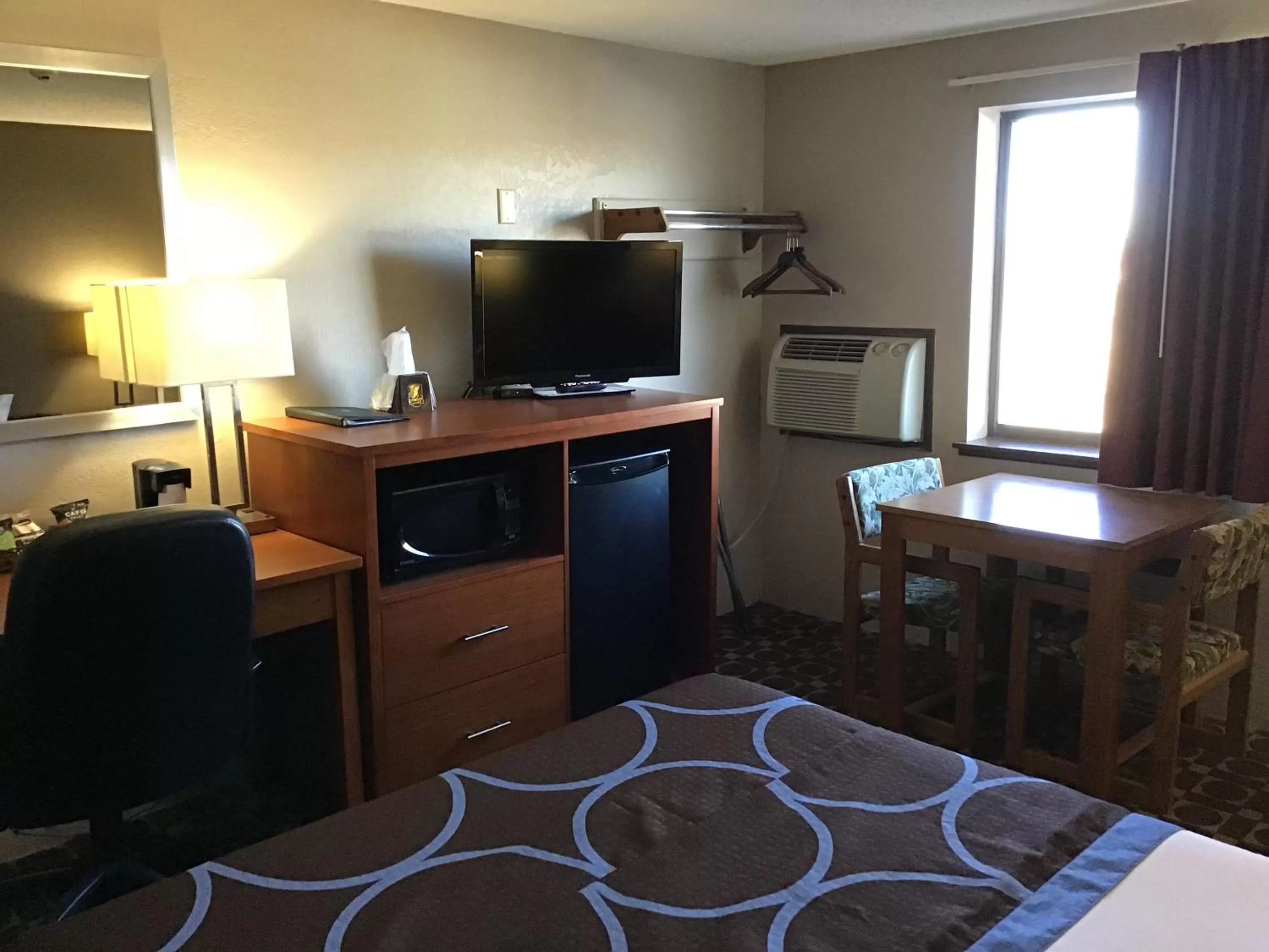 TV and multimedia, Bed in Super 8 by Wyndham Miles City