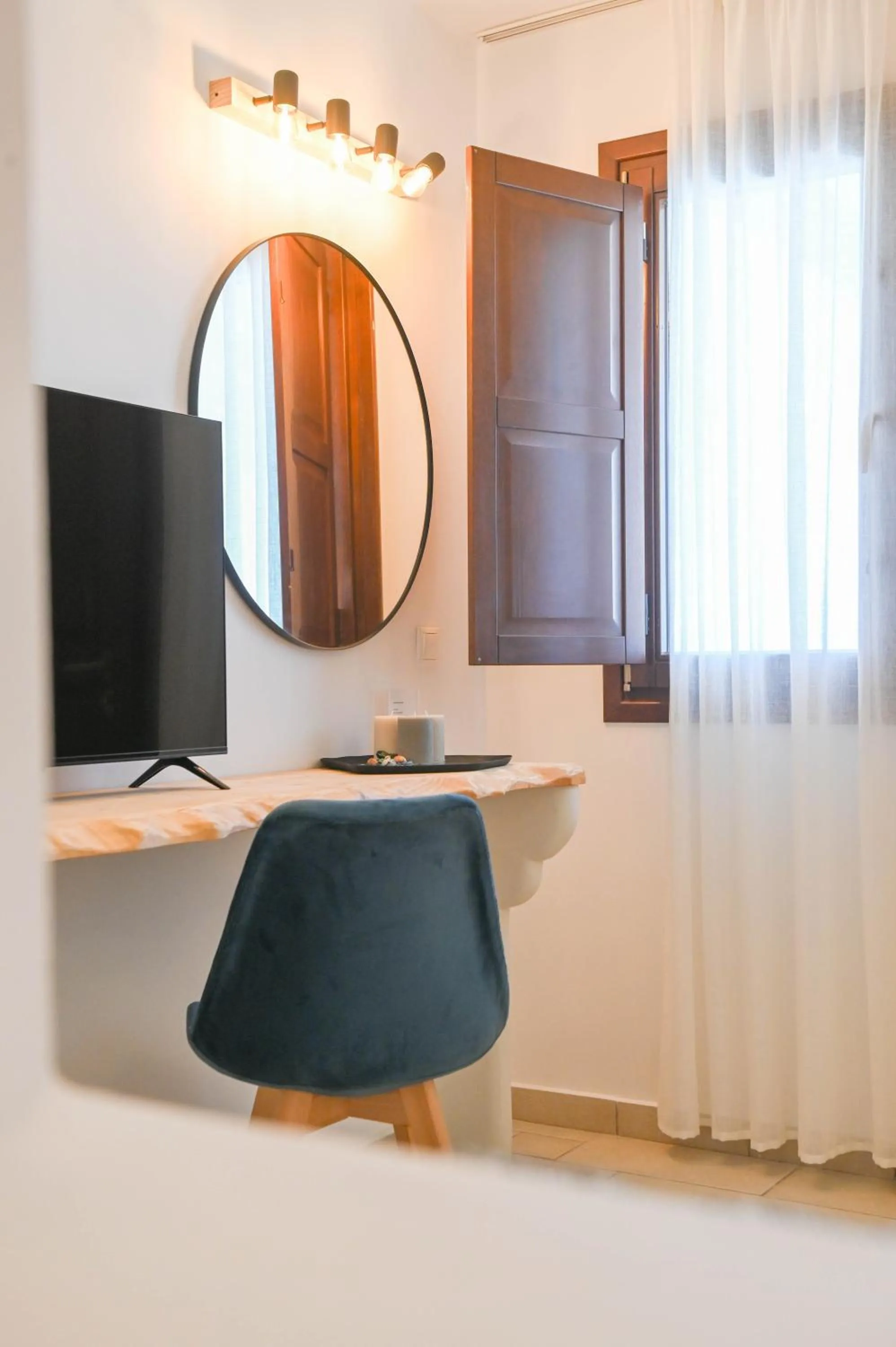 TV and multimedia in Amerisa Suites & Villa