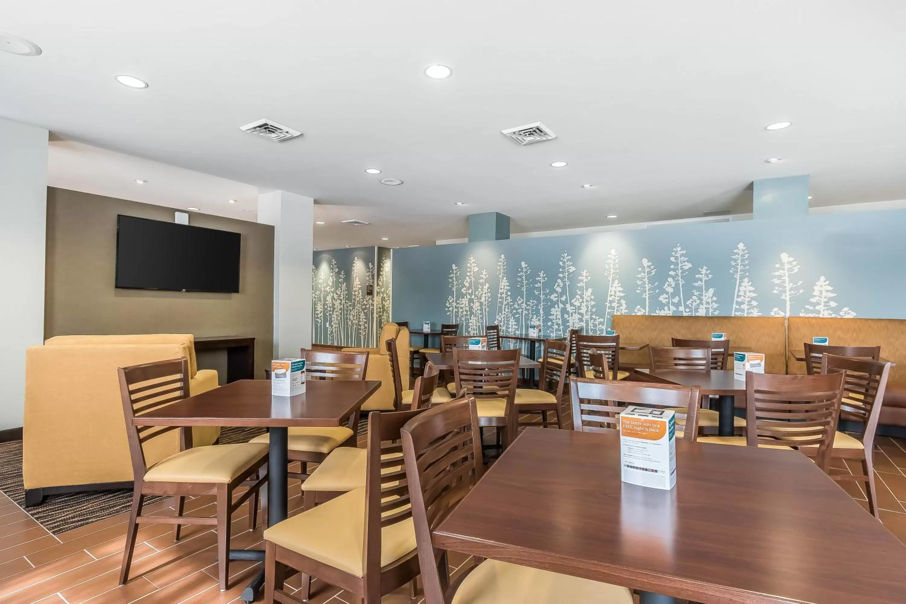 Dining area in Sleep Inn & Suites O'Fallon MO - Technology Drive