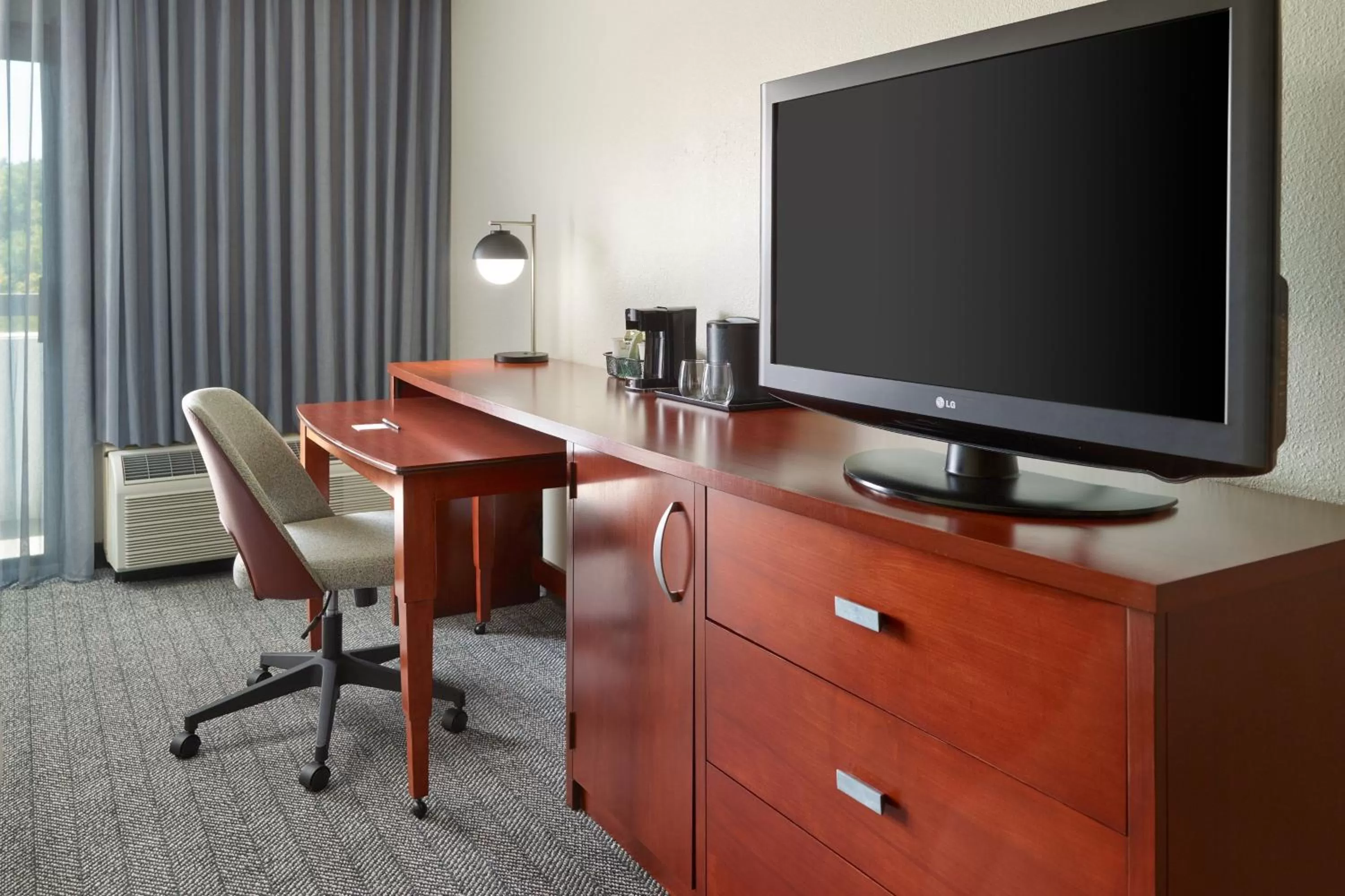 Photo of the whole room in Courtyard by Marriott Atlanta Executive Park/Emory