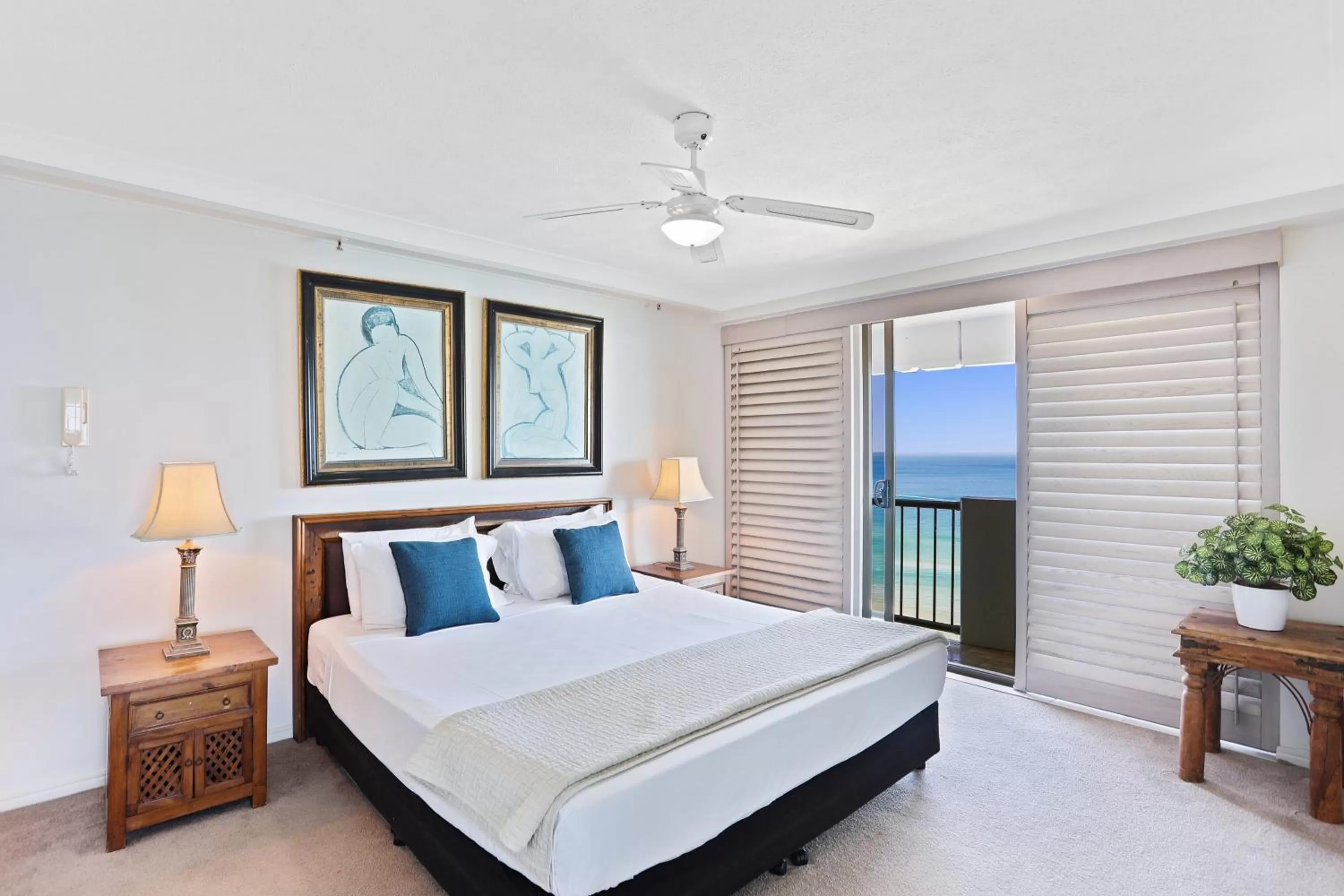 Bedroom, Bed in De Ville Apartments