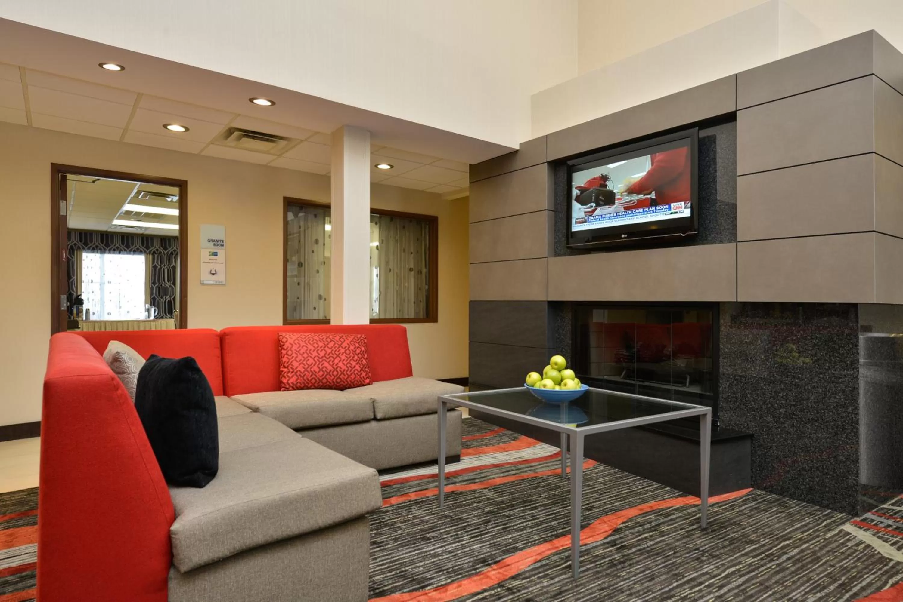 Communal lounge/ TV room in Holiday Inn Express Boston-Milford by IHG