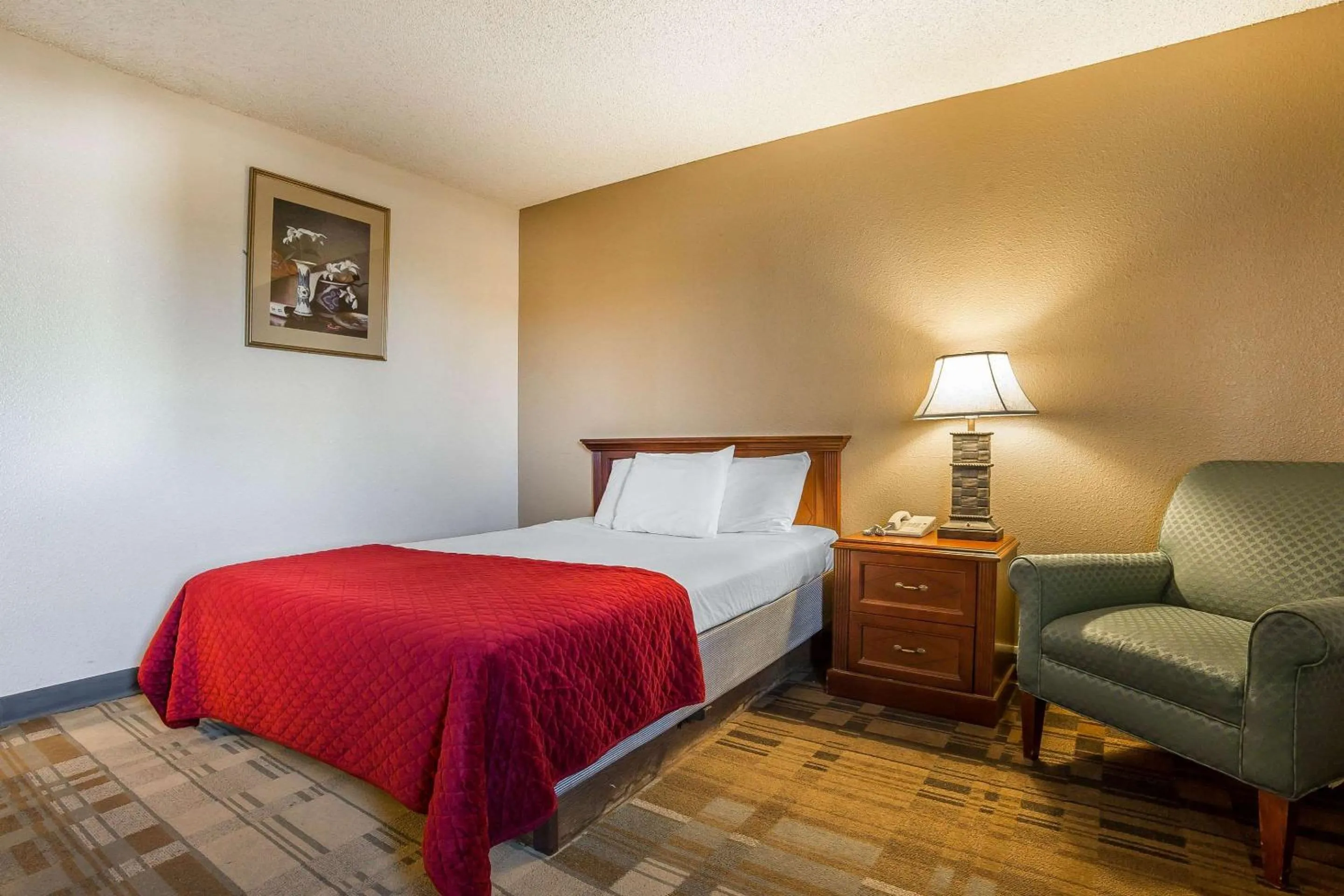 Photo of the whole room, Bed in Rodeway Inn Cheyenne I-80 East
