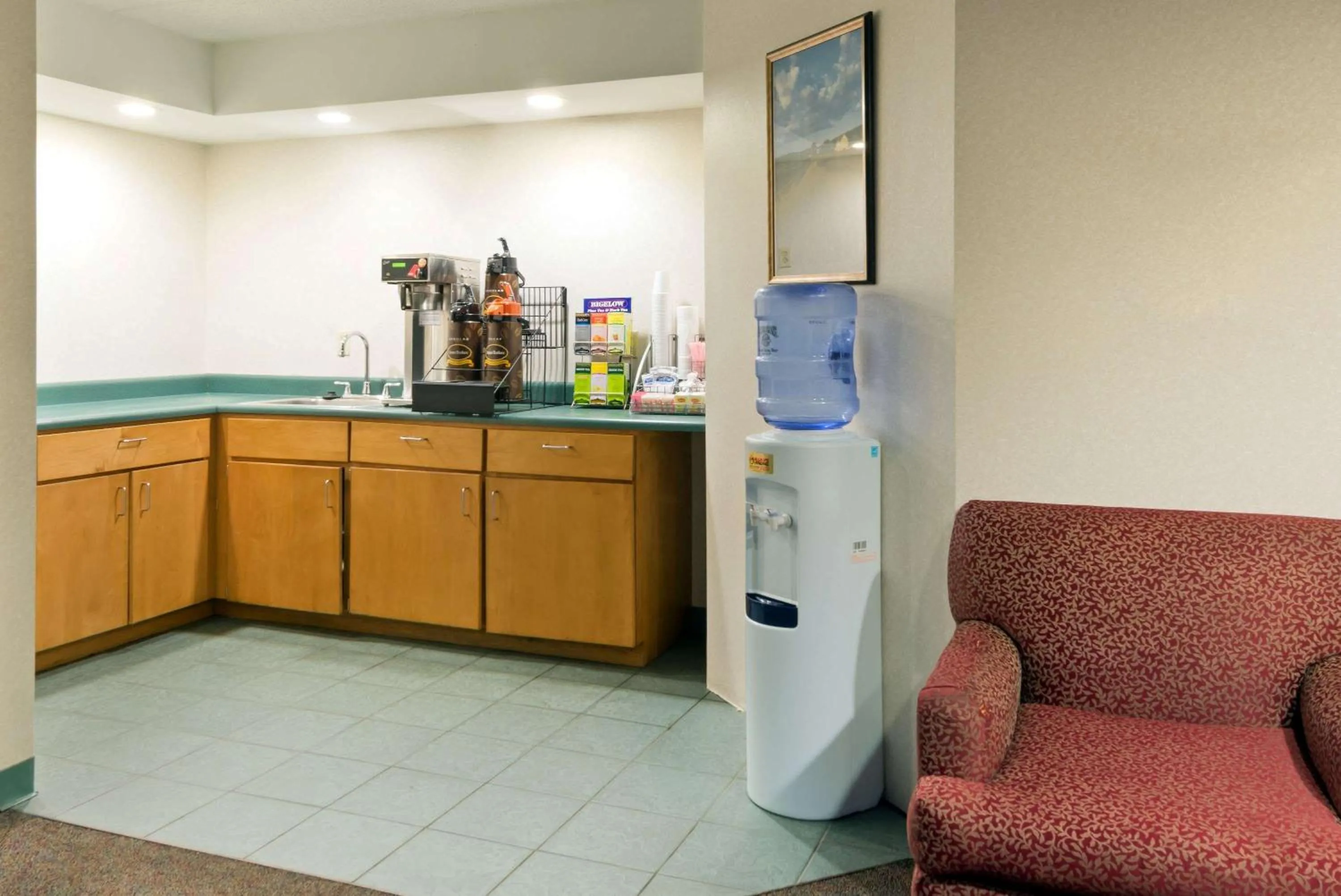 Photo of the whole room in Super 8 by Wyndham White River Junction