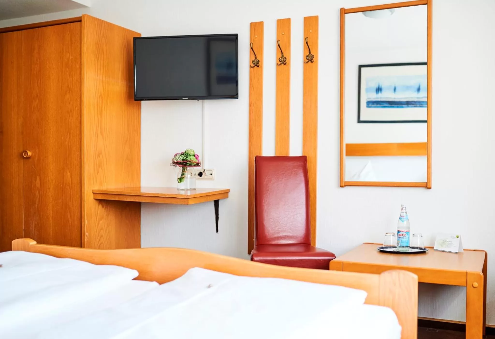 Photo of the whole room, TV/Entertainment Center in Landhotel ALTE LINDE