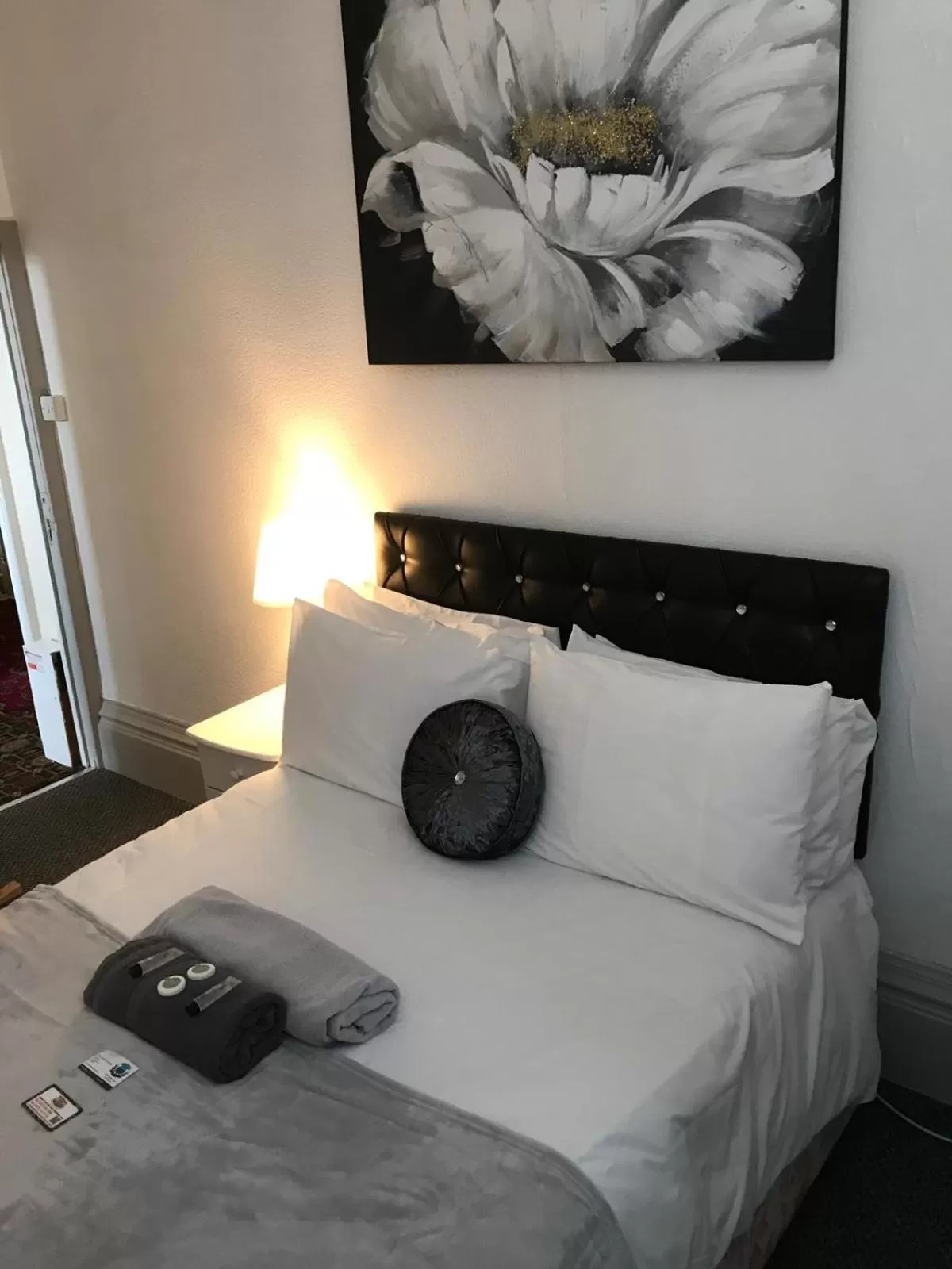 Photo of the whole room, Bed in St Andrews house Hotel