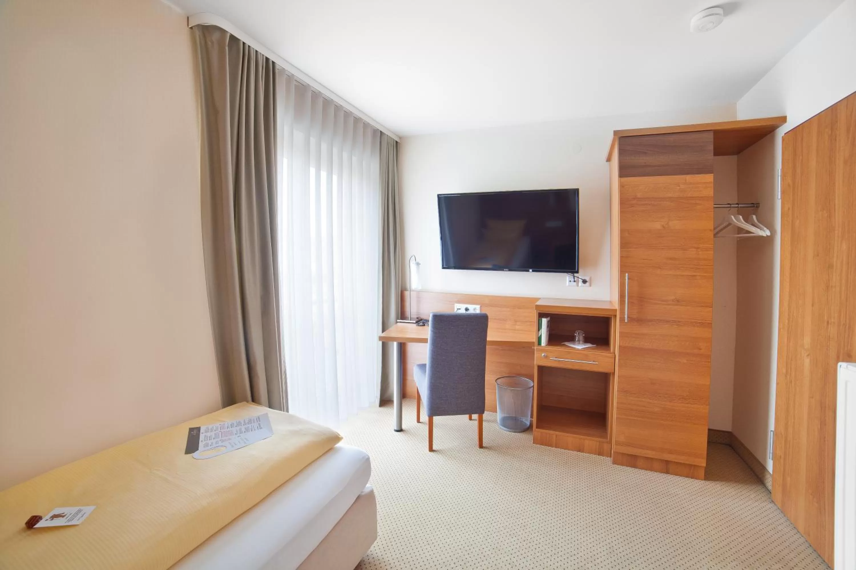 Photo of the whole room, Bed in allgovia hotel garni