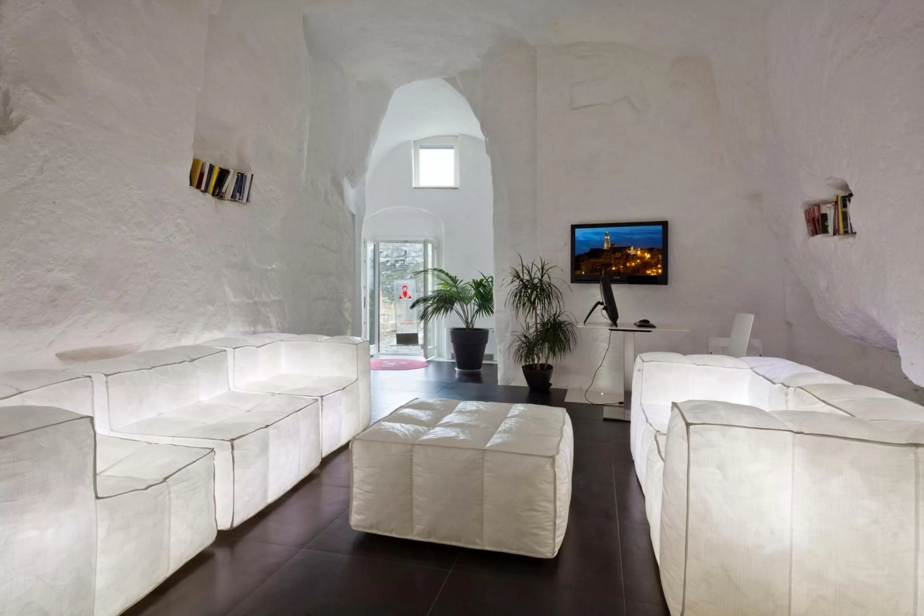 Library, Bed in Basiliani Hotel