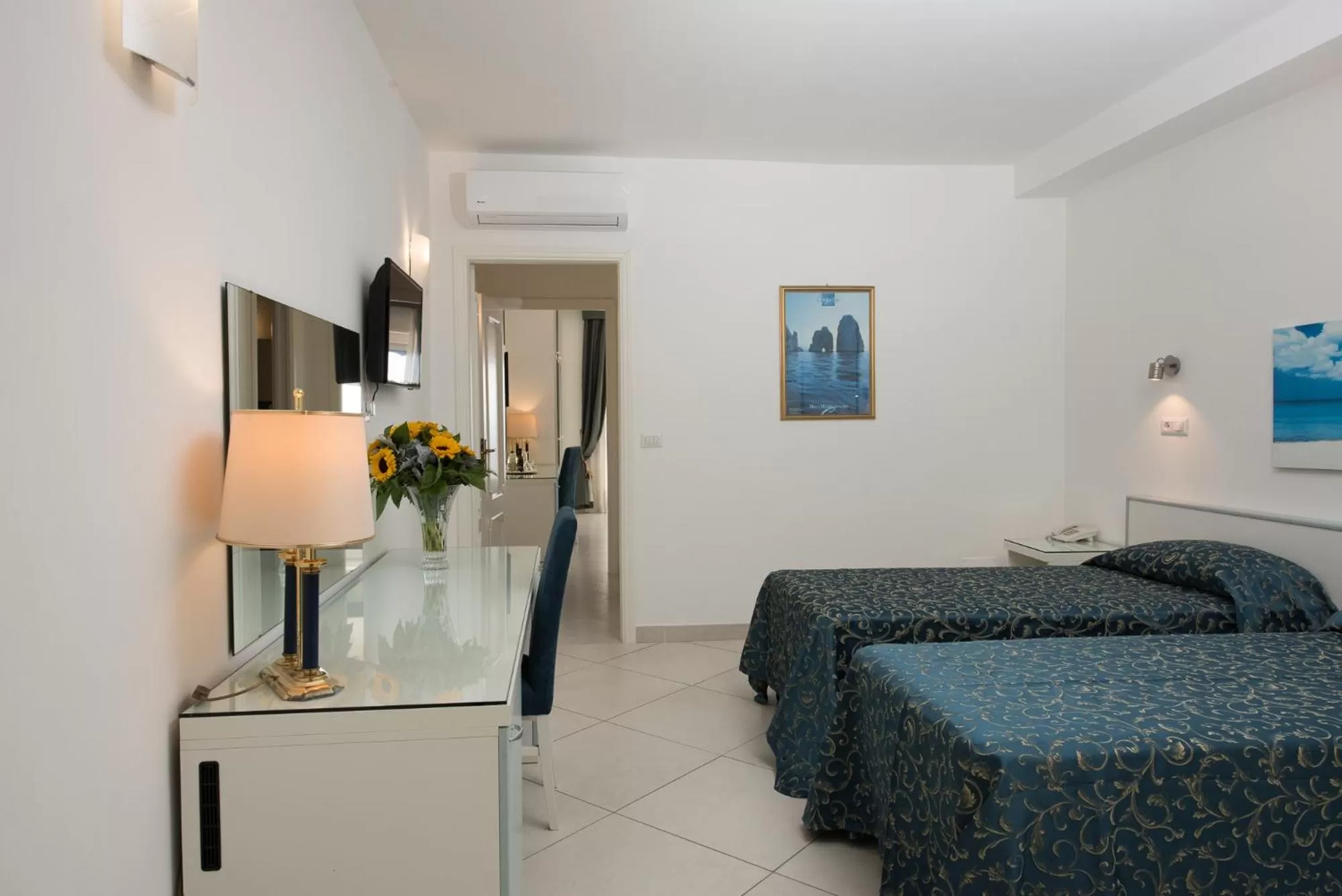 Photo of the whole room, Bed in Hotel Weber Ambassador