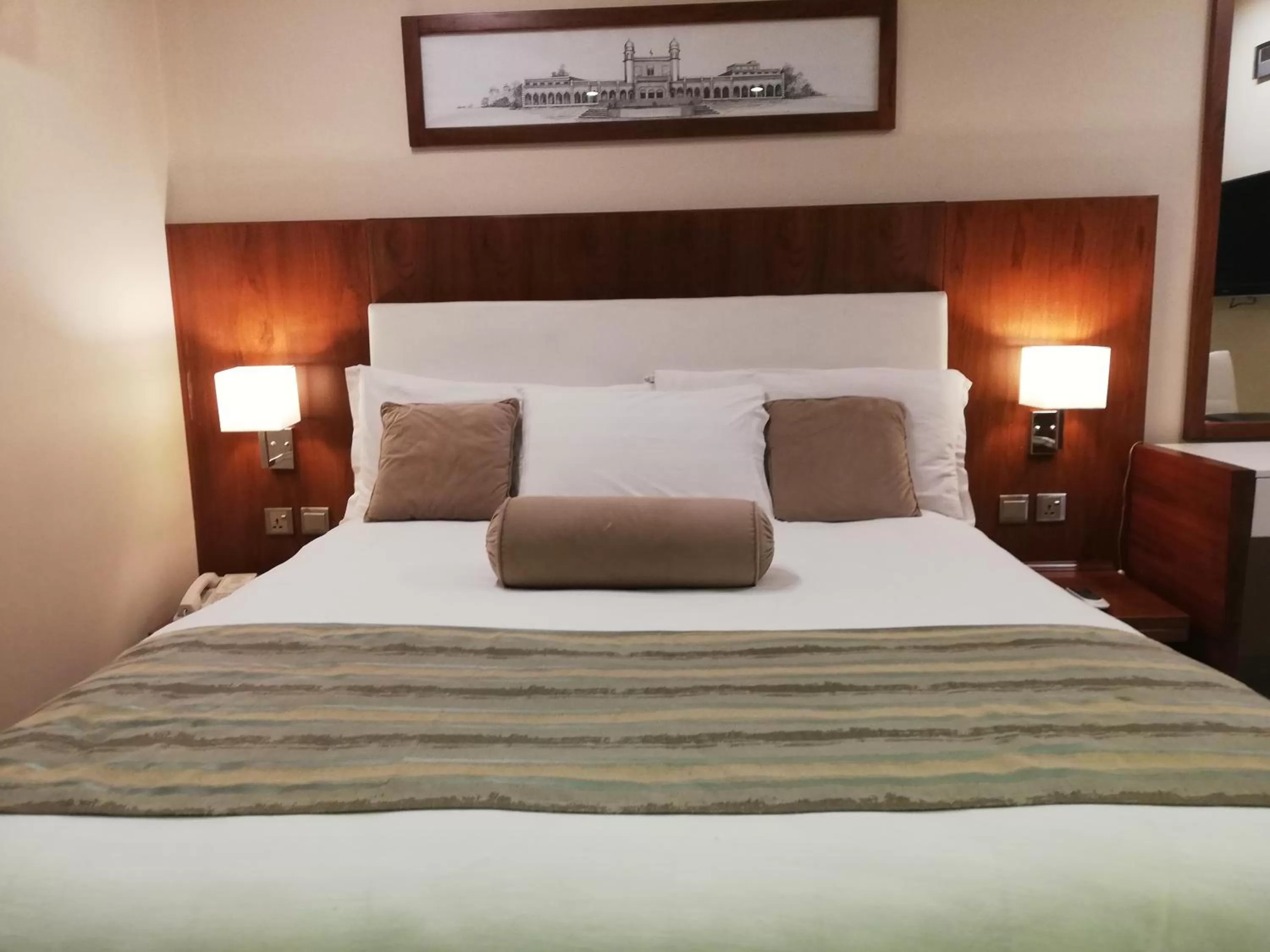 Bedroom, Bed in Avari Xpress Faisalabad