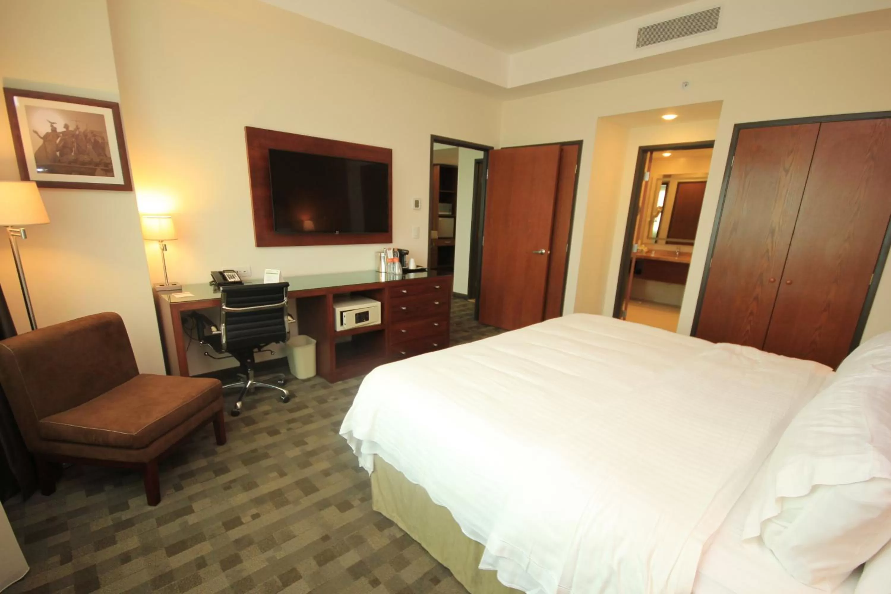 Photo of the whole room, Bed in Holiday Inn & Suites Plaza Mayor by IHG