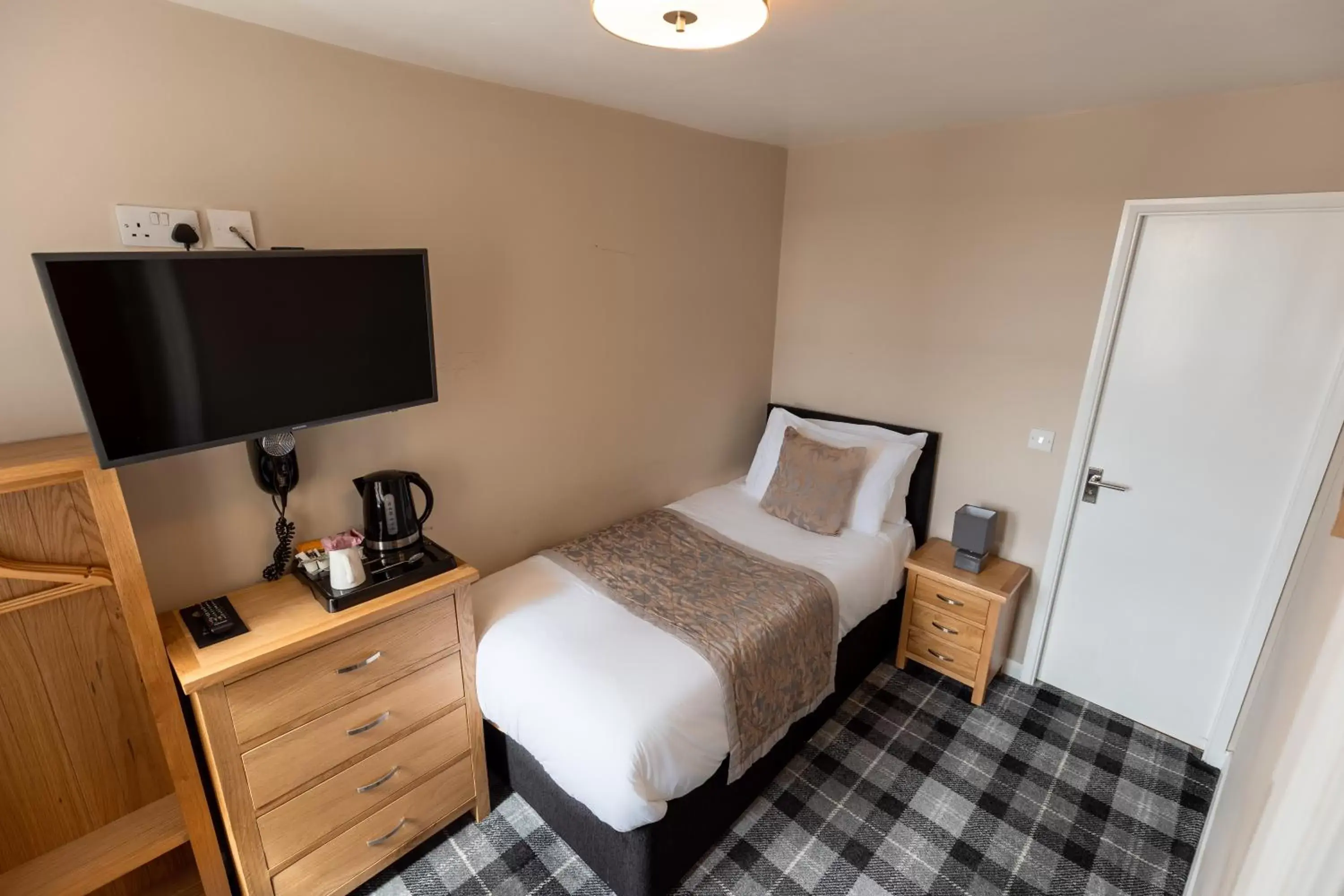 Single Room in The Resolution Hotel Single Room in The Resolution Hotel