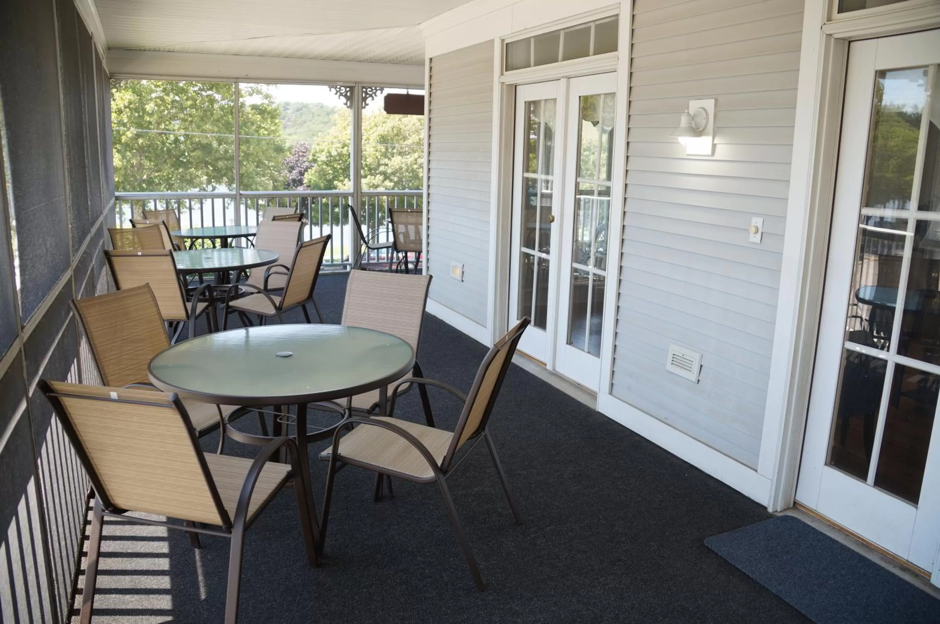 Patio in Harbor House Inn