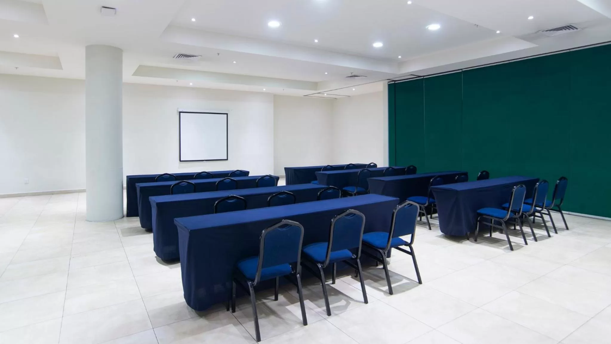 Meeting/conference room in Holiday Inn Express Xalapa by IHG