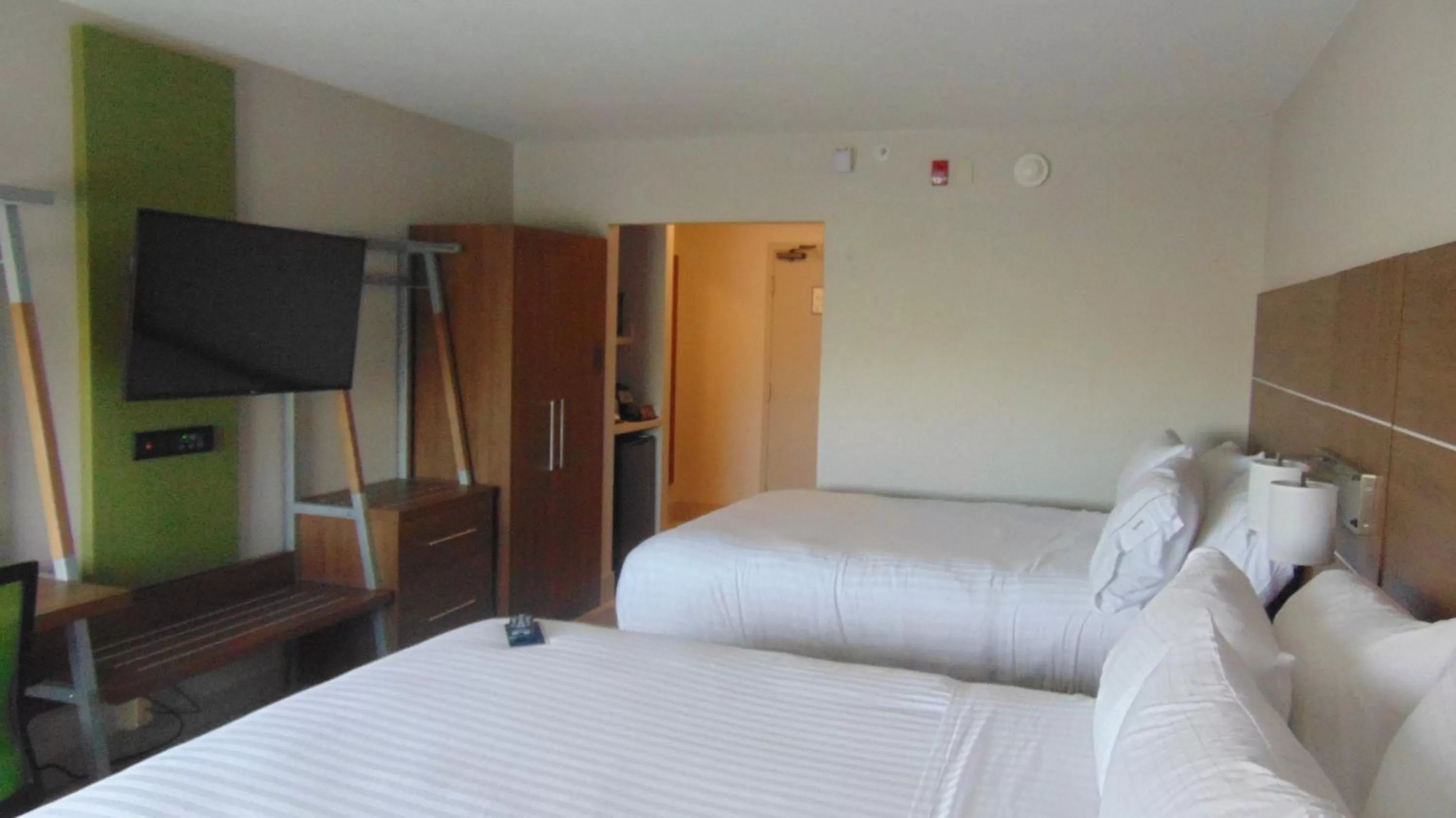 Photo of the whole room, Bed in Holiday Inn Express & Suites Wapakoneta by IHG