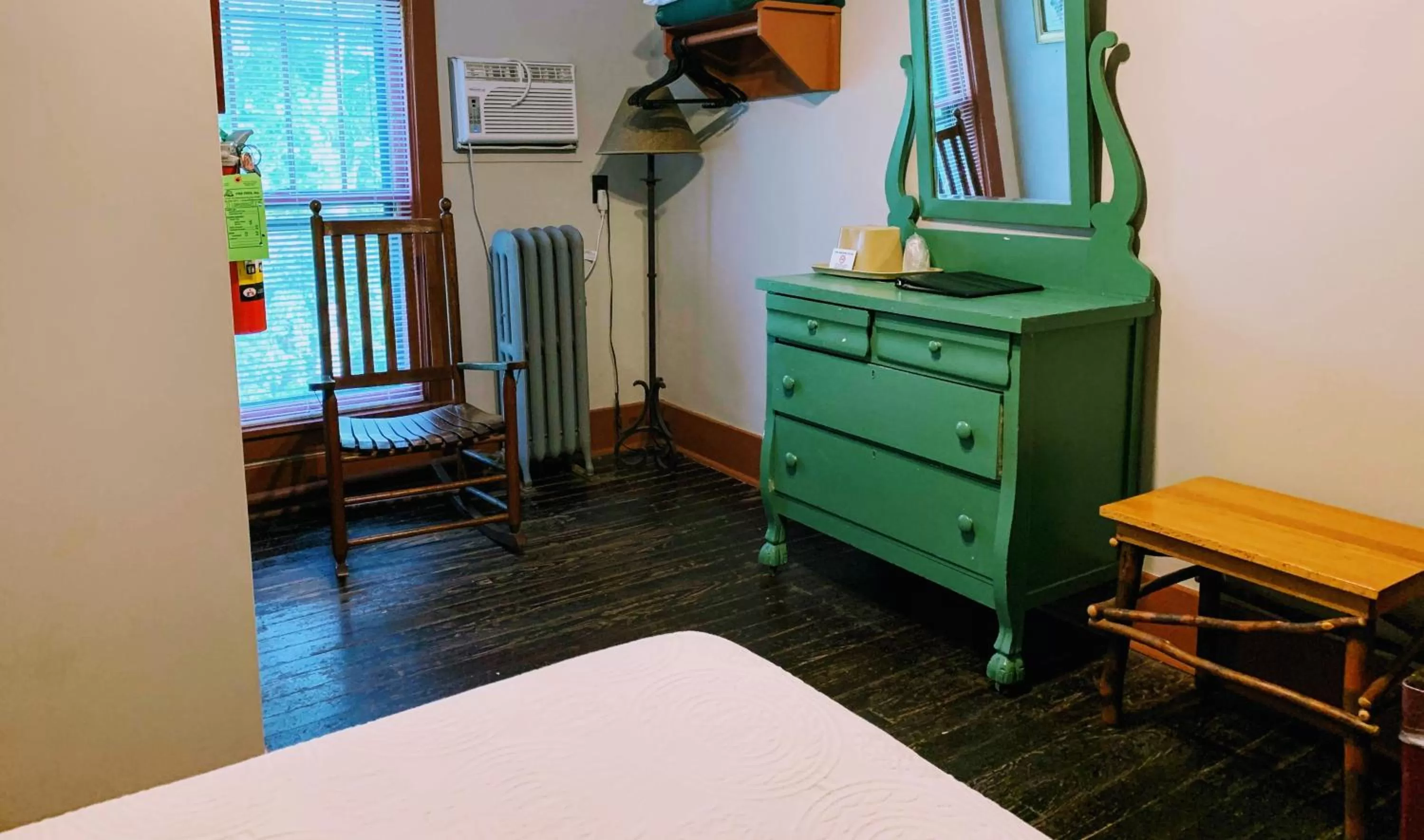 Seating area, TV/Entertainment Center in Lakeside Inn