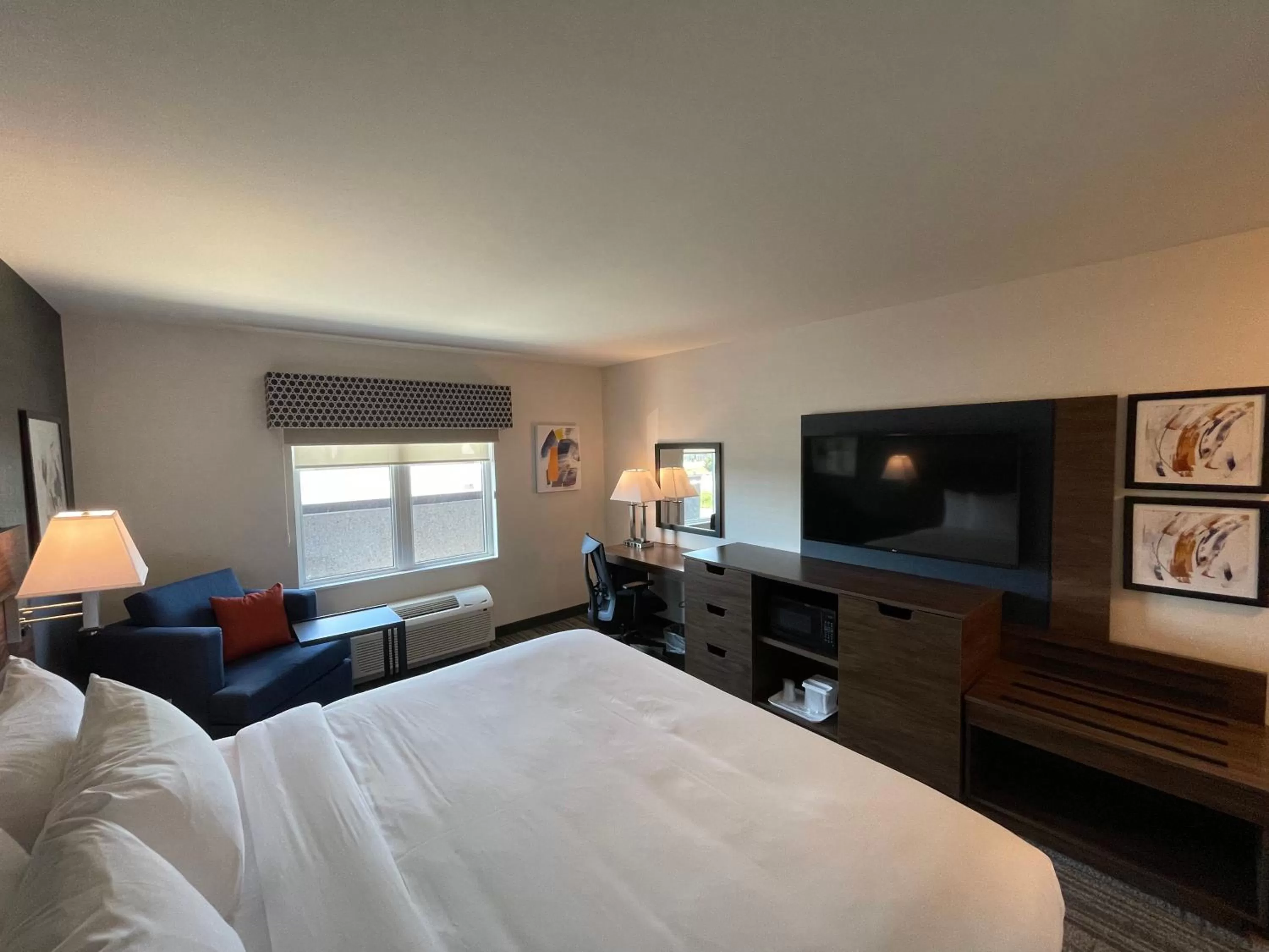 Photo of the whole room, Bed in Comfort Inn & Suites