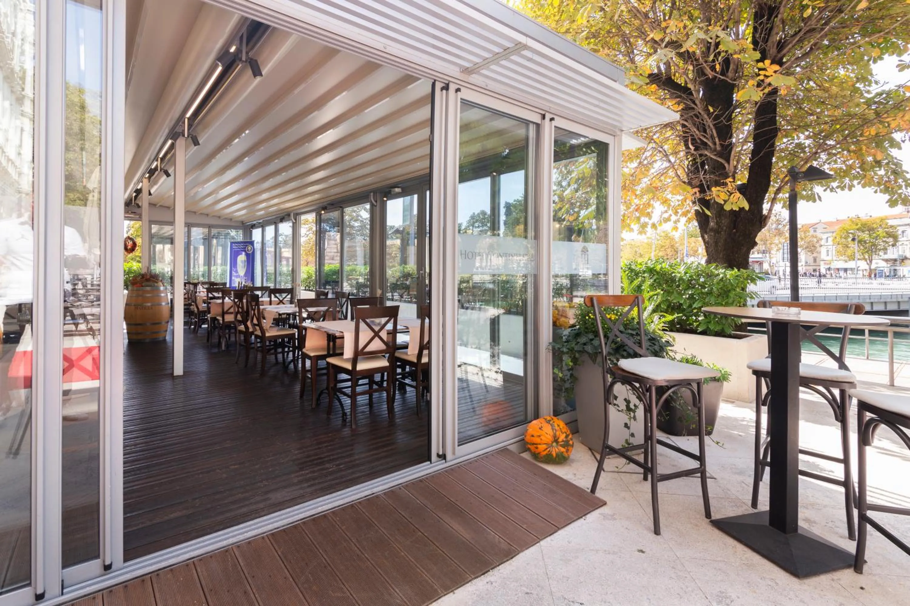 Restaurant/places to eat in Hotel Continental