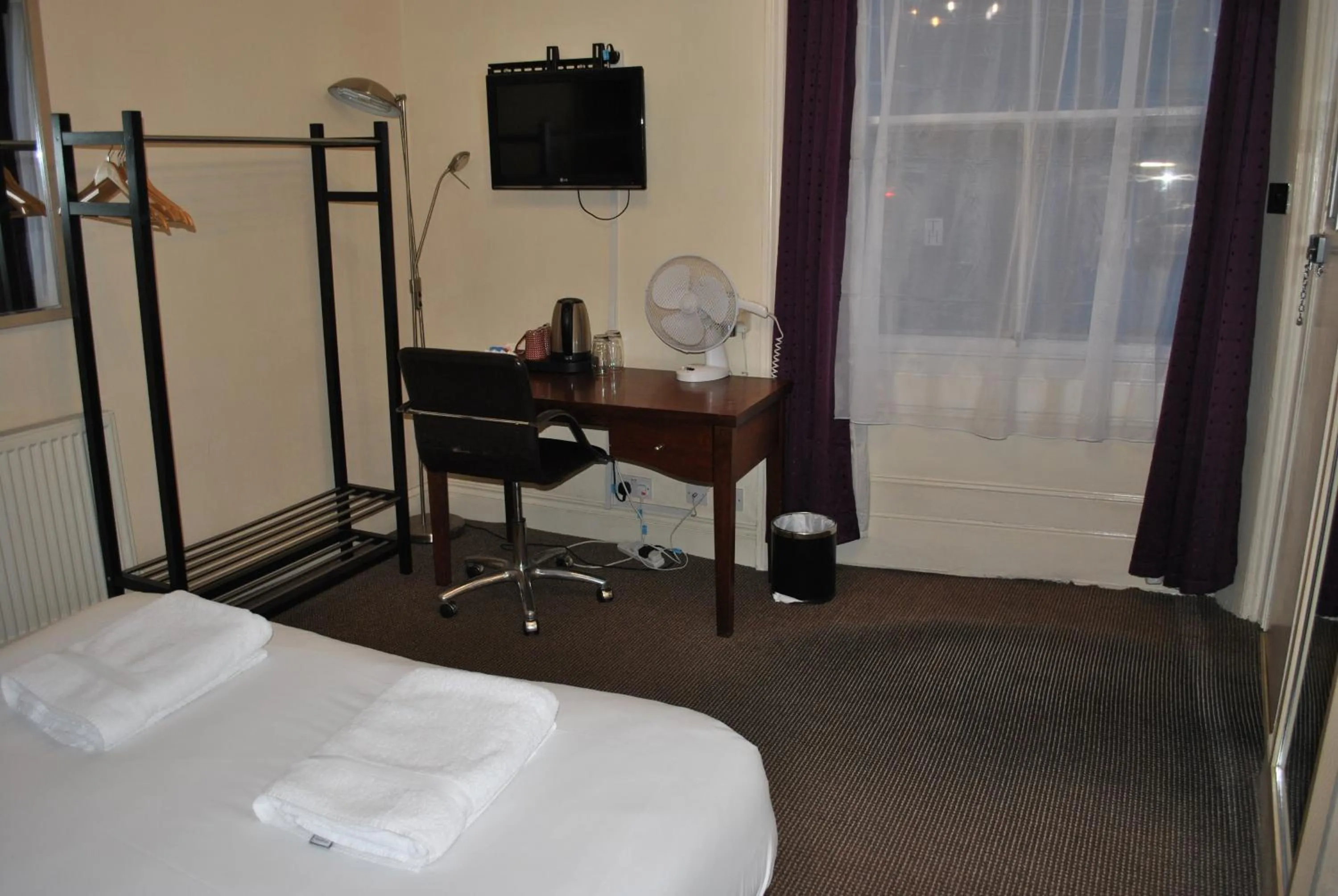 TV and multimedia, Bed in Town House Rooms