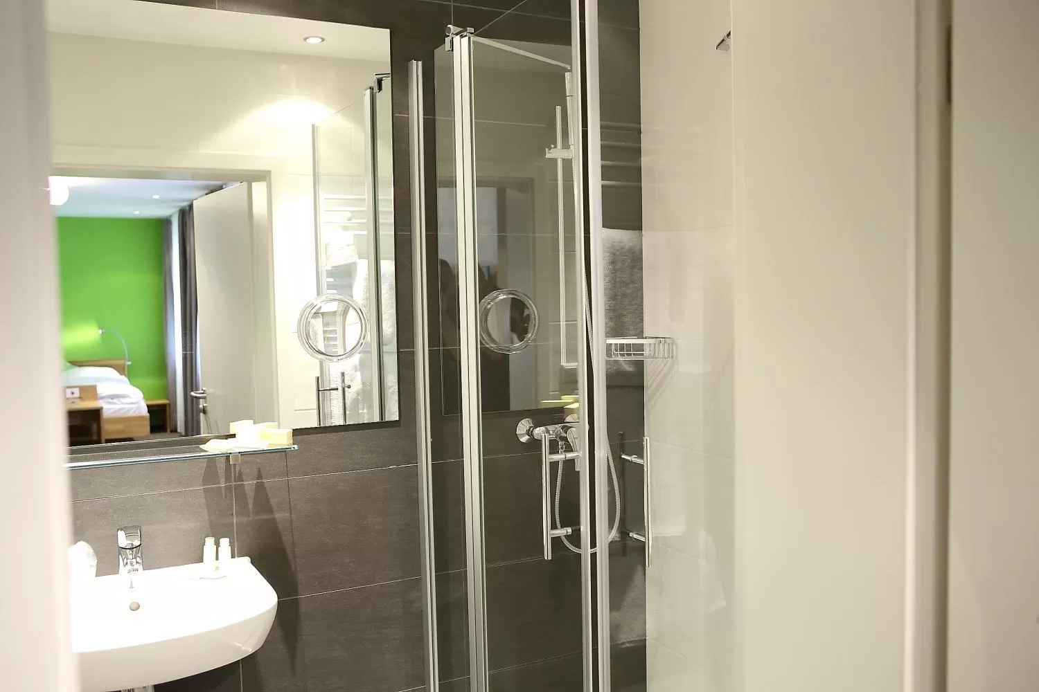 Bathroom in Schieners Hotel & Apfelhof Apartments