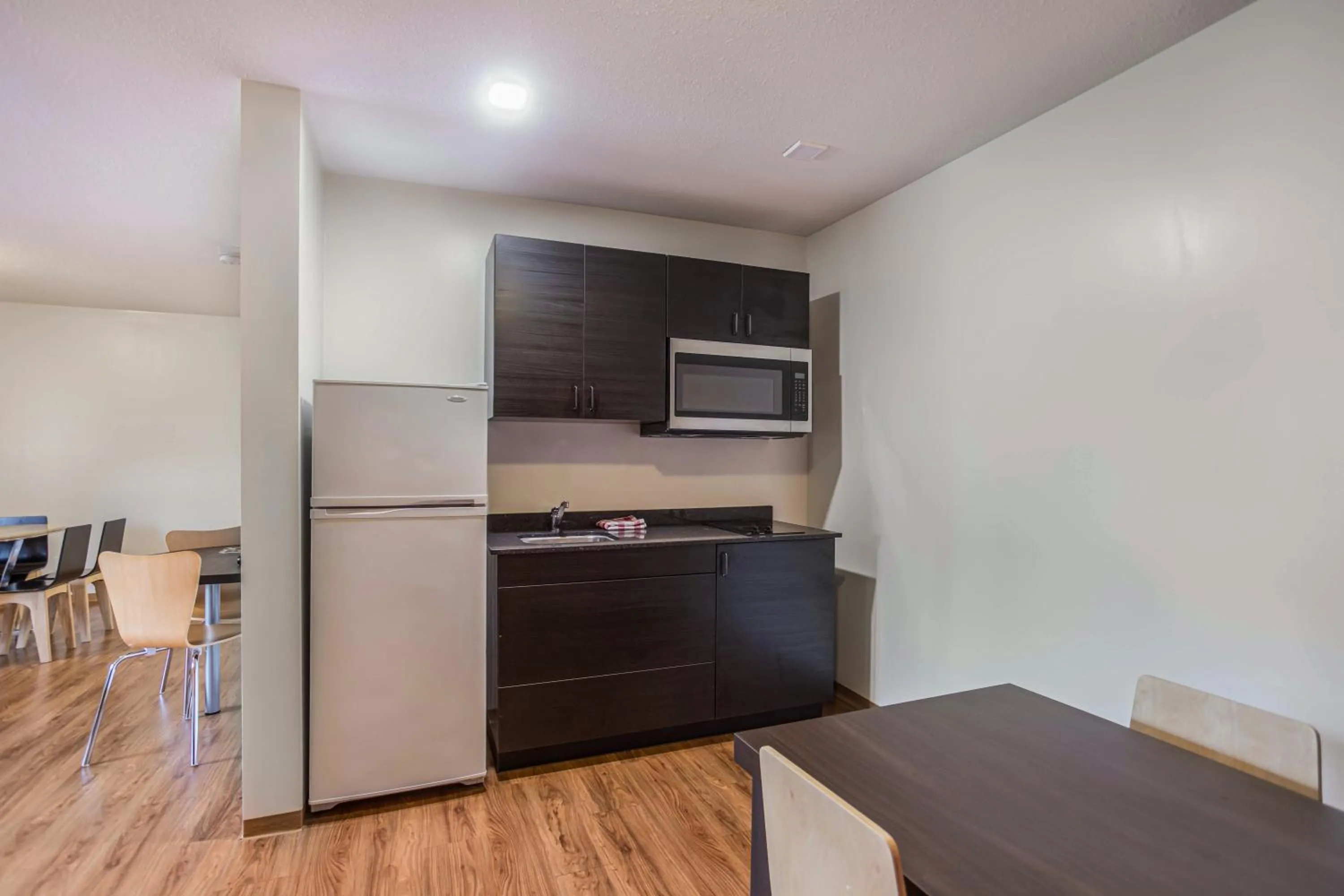 Kitchen or kitchenette in Motel Bo-Camrose, AB