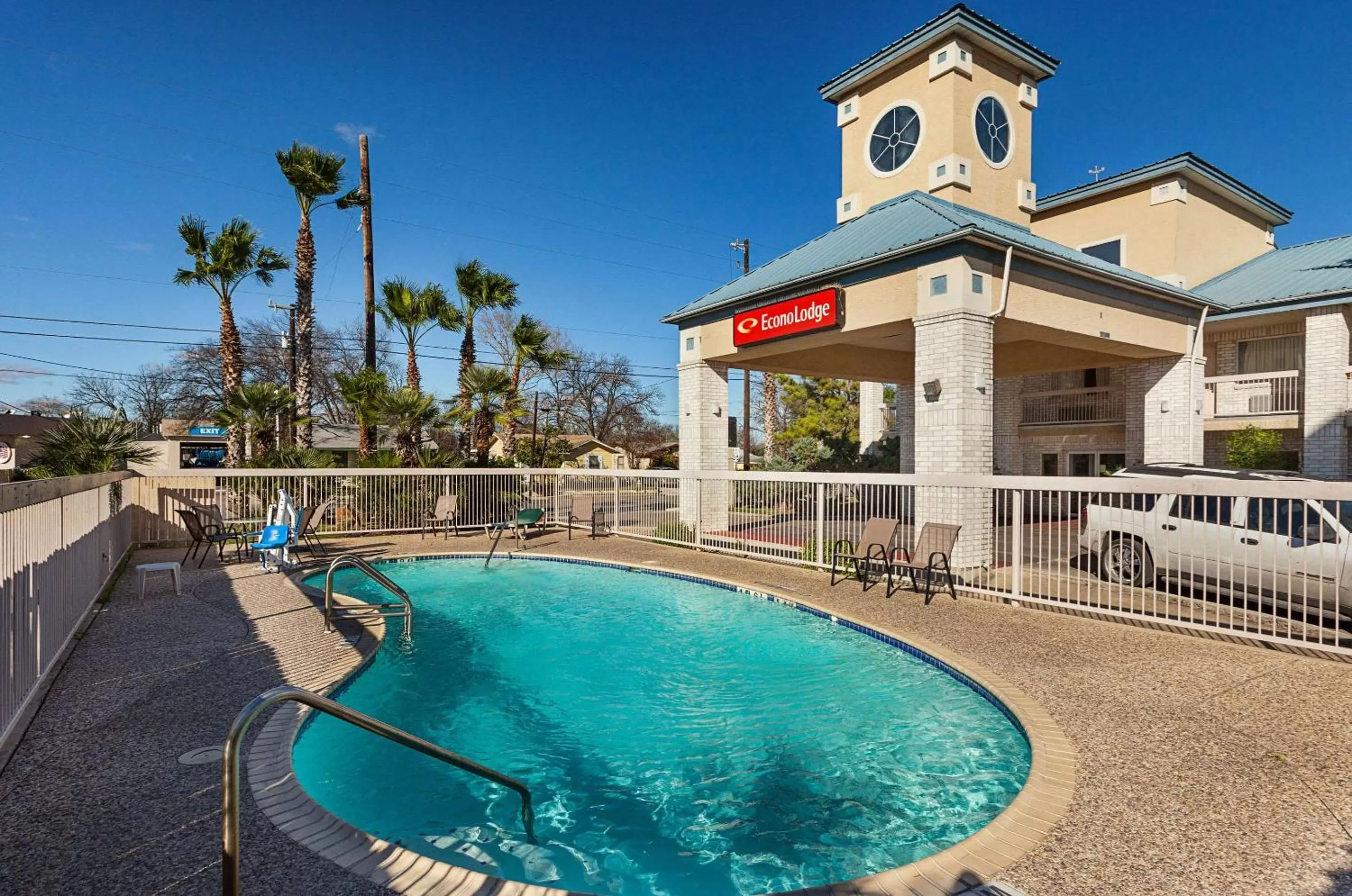Swimming pool in Econo Lodge San Antonio South