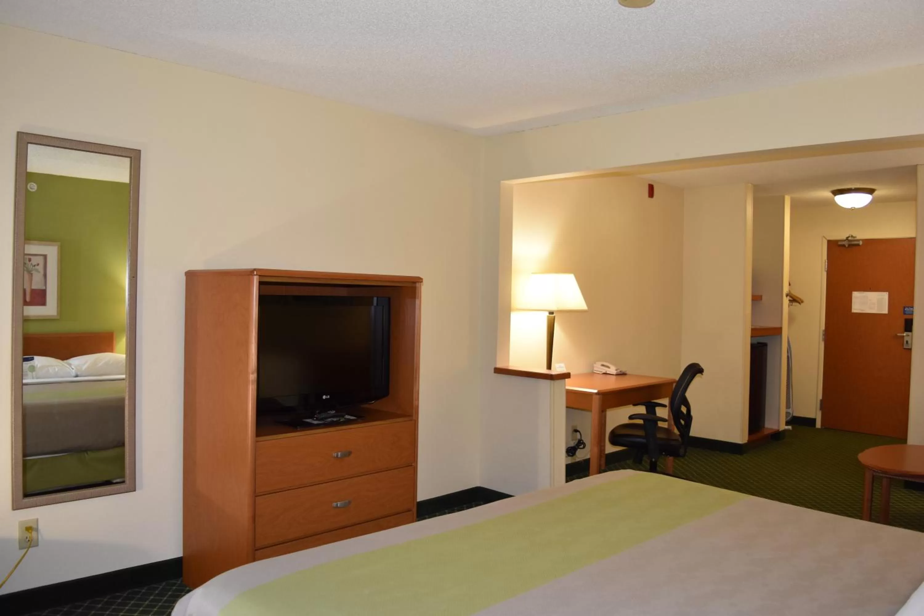 Communal lounge/ TV room, Bed in Motel 6-Anderson, IN