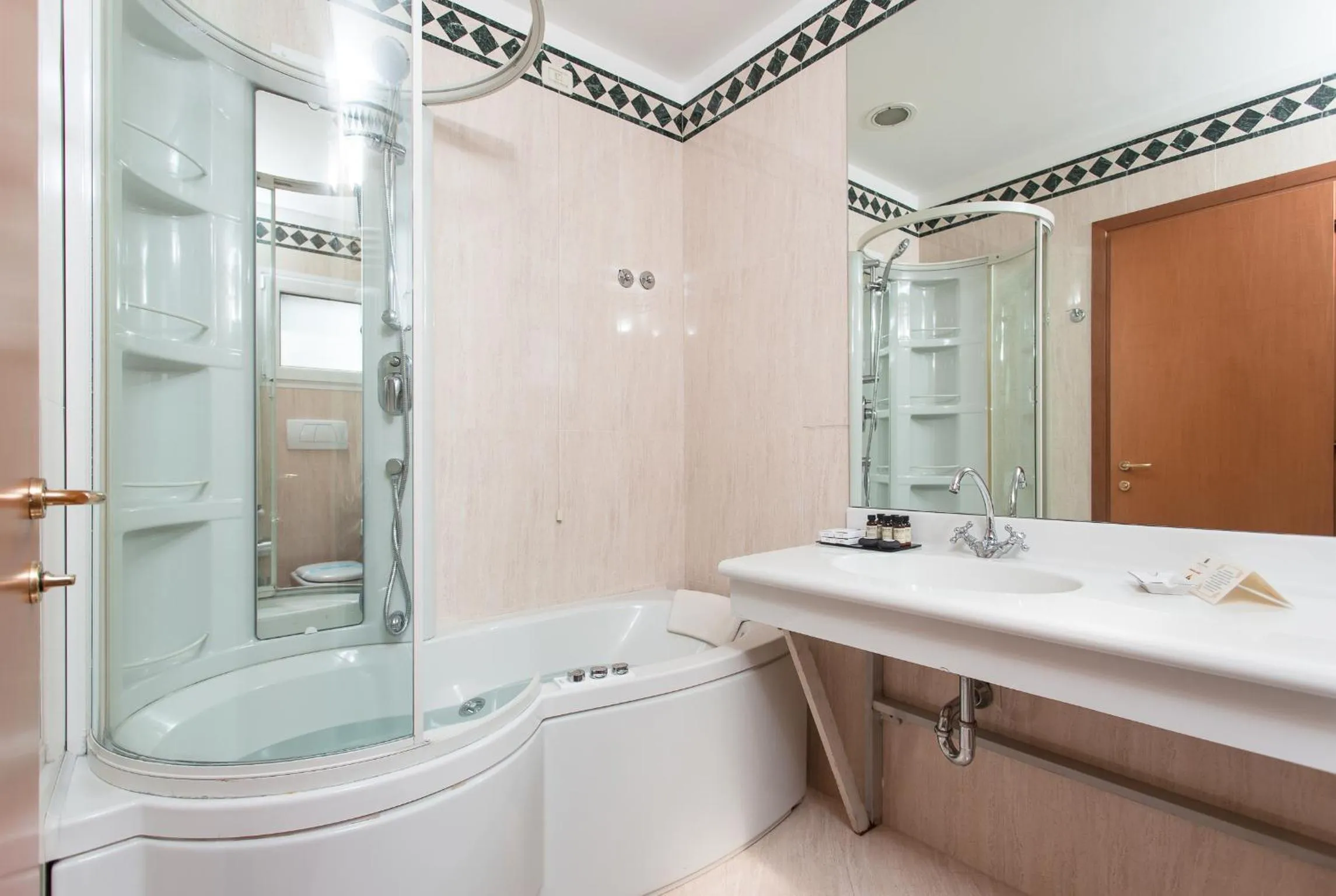 Shower in Hotel De Londres