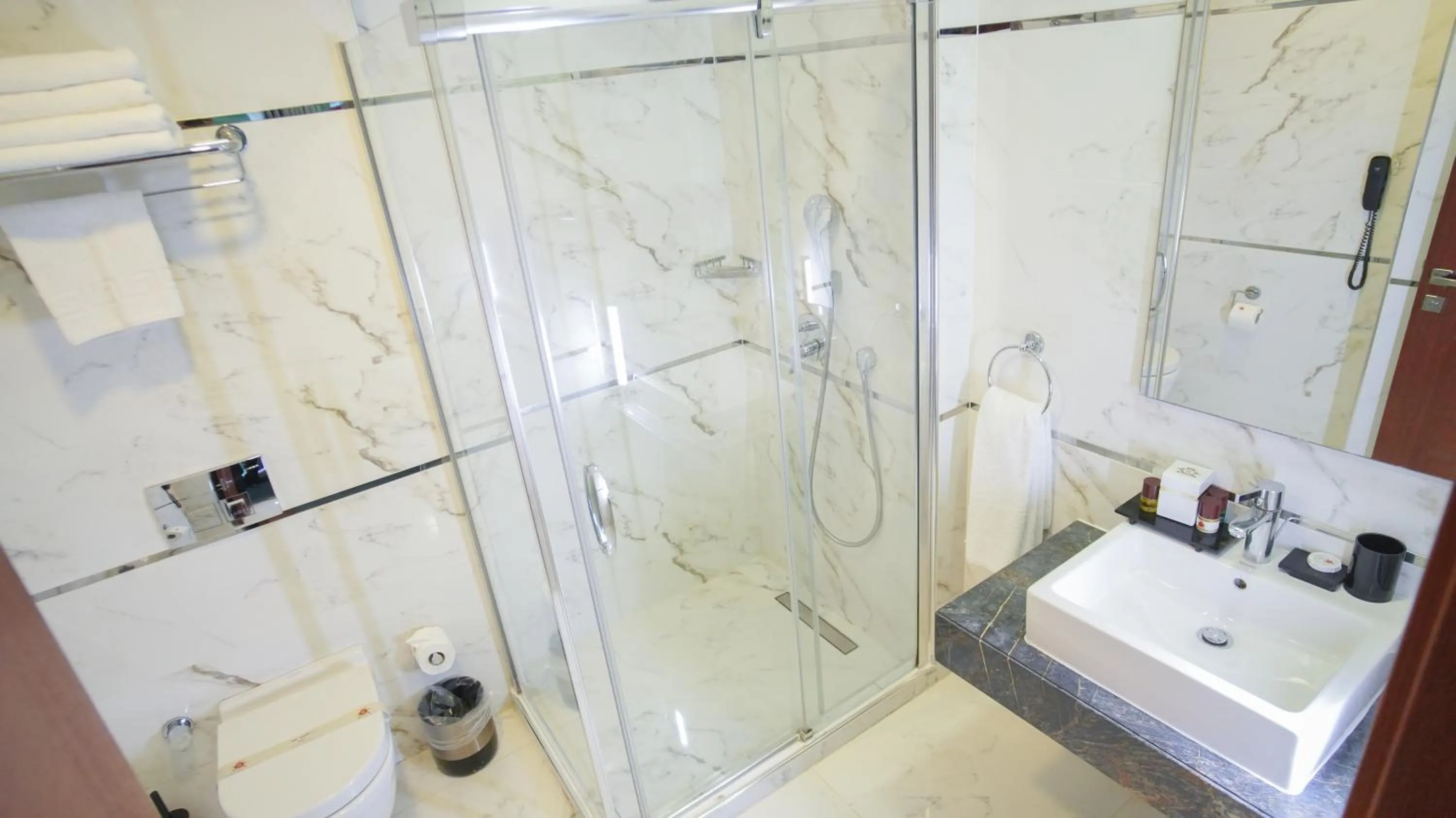 Shower in Dosso Dossi Hotels Old City