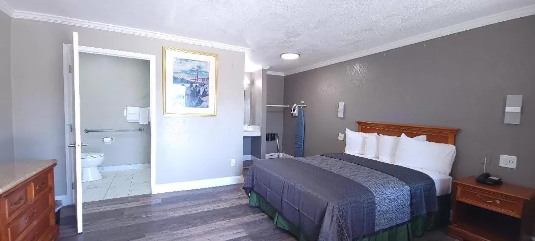 Bathroom, Bed in Sycamore Inn Chico University Area