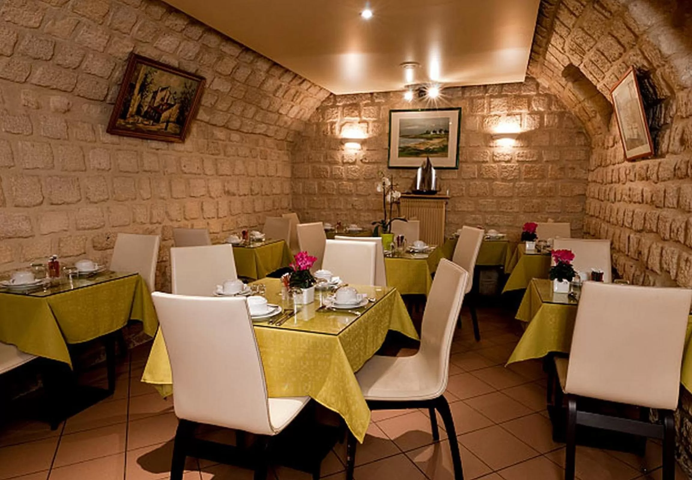 Restaurant/places to eat in Hôtel Opera Deauville