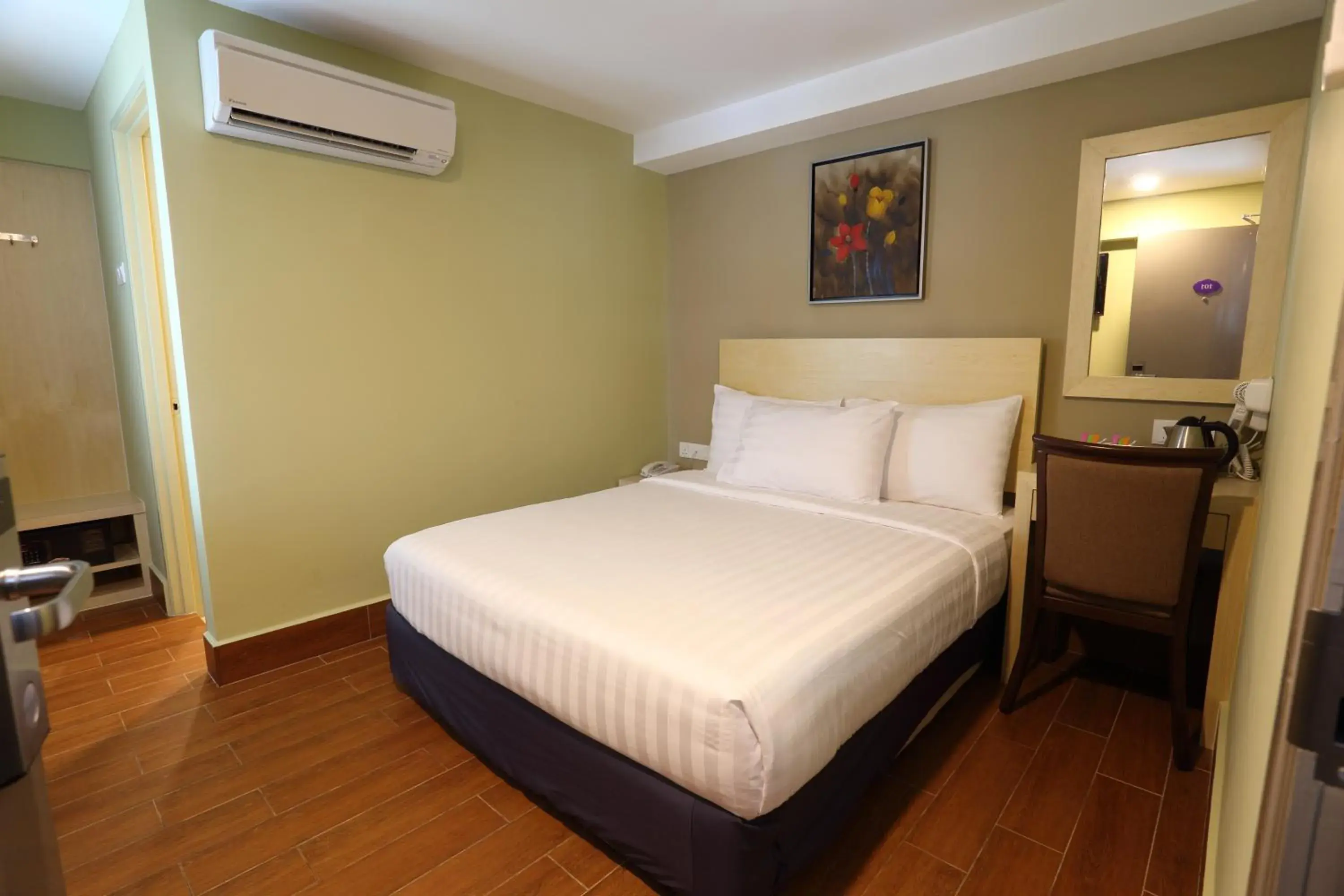 Standard Queen without Window in Metro Hotel @ KL Sentral Standard Queen without Window in Metro Hotel @ KL Sentral