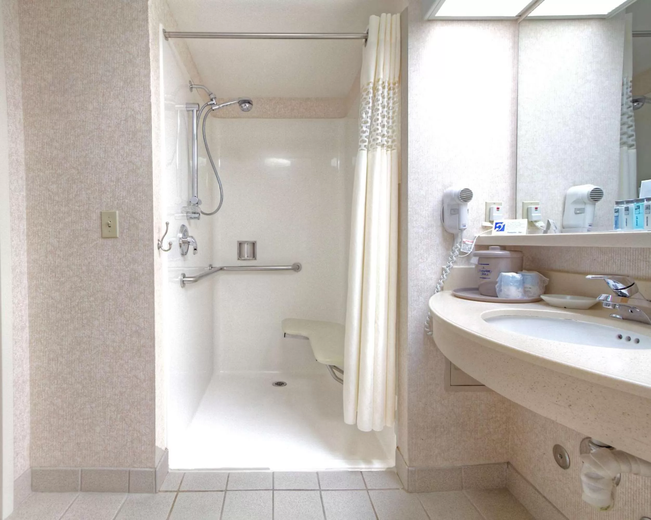 Bathroom in Hampton Inn Fremont