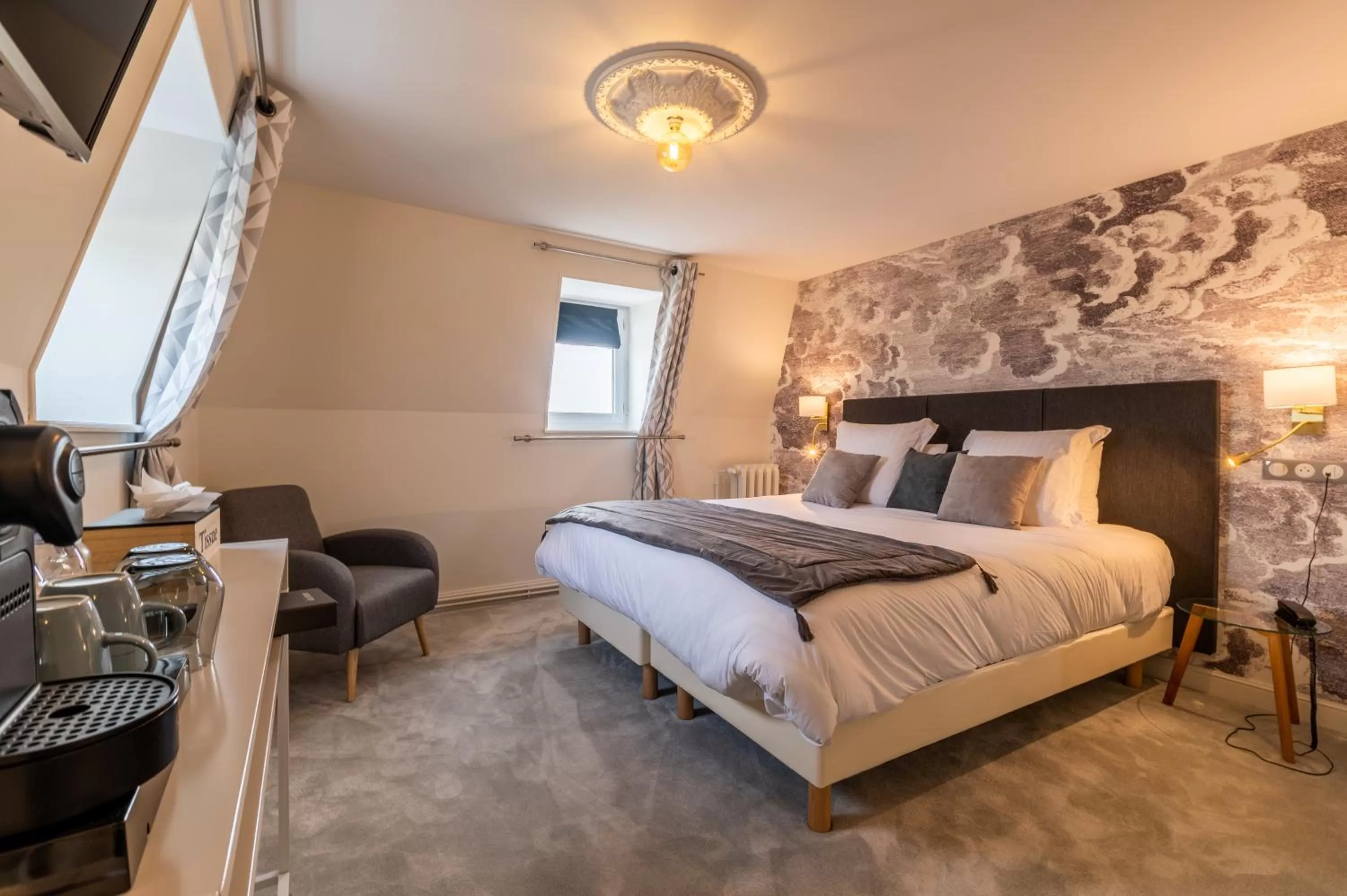 Bed in Hôtel Échappée en Baie - Parking privé gratuit dont forfaits bornes électriques réservable