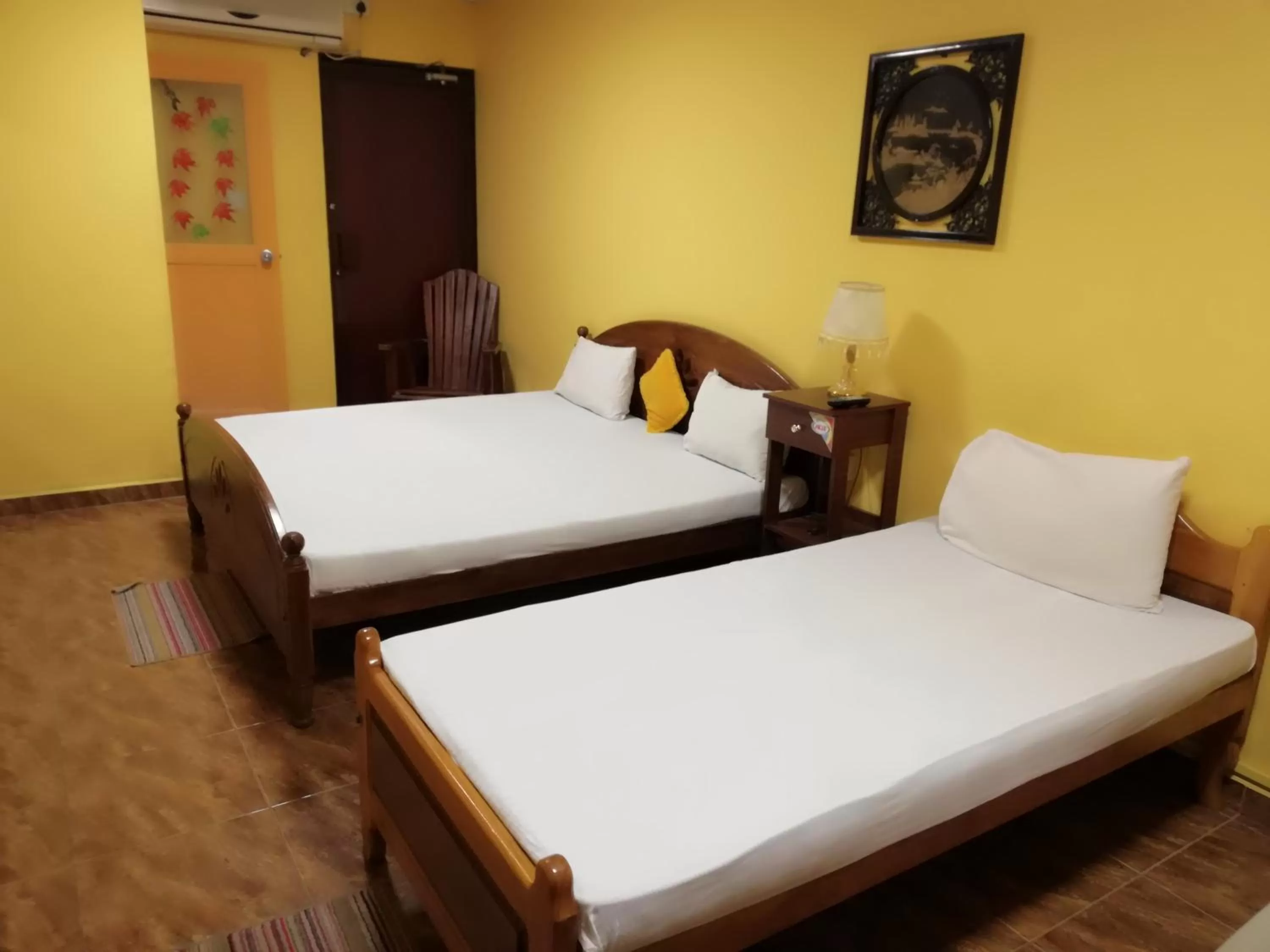 Photo of the whole room, Bed in Sunshine Hotel