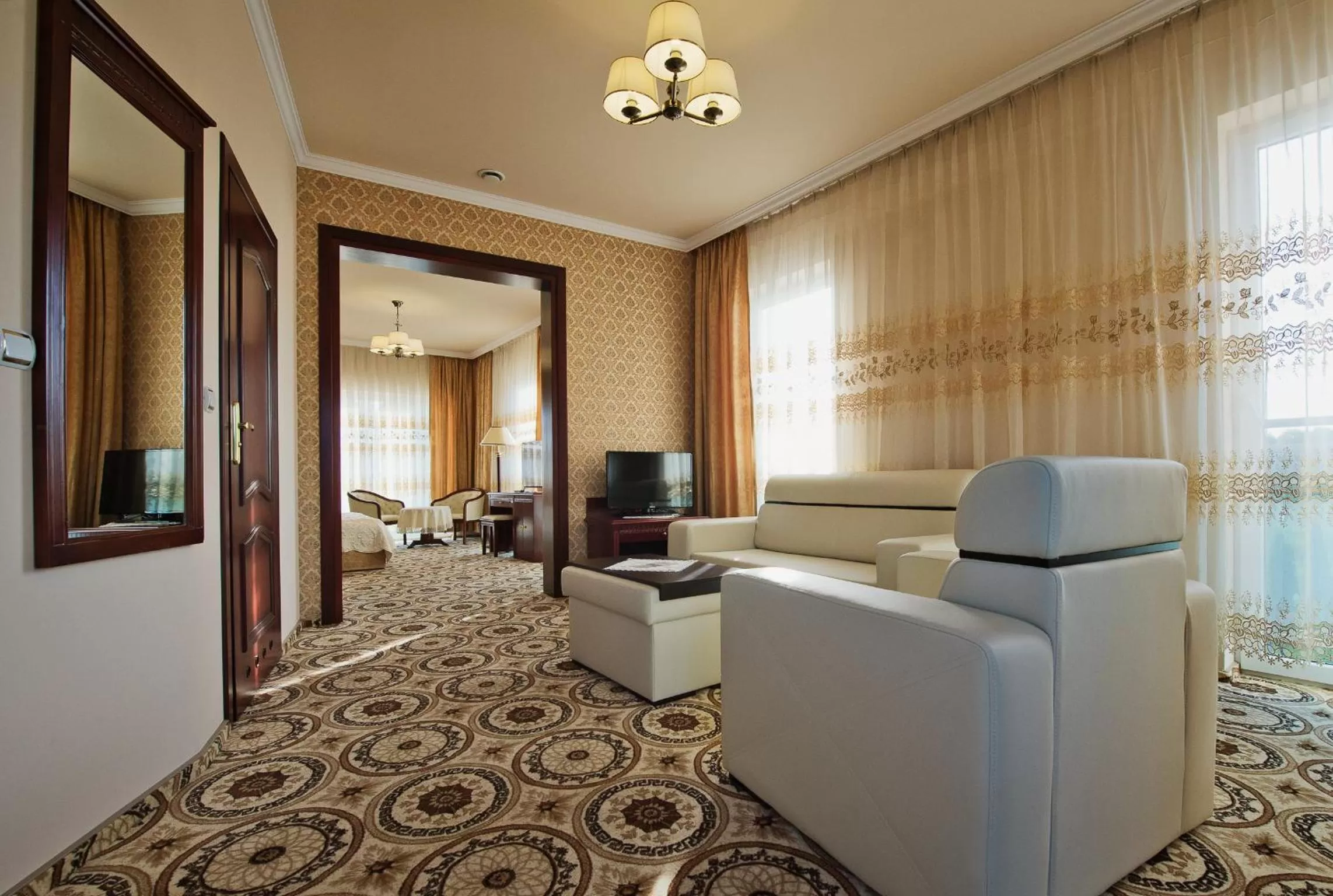 Communal lounge/ TV room in Royal Park Hotel & Spa