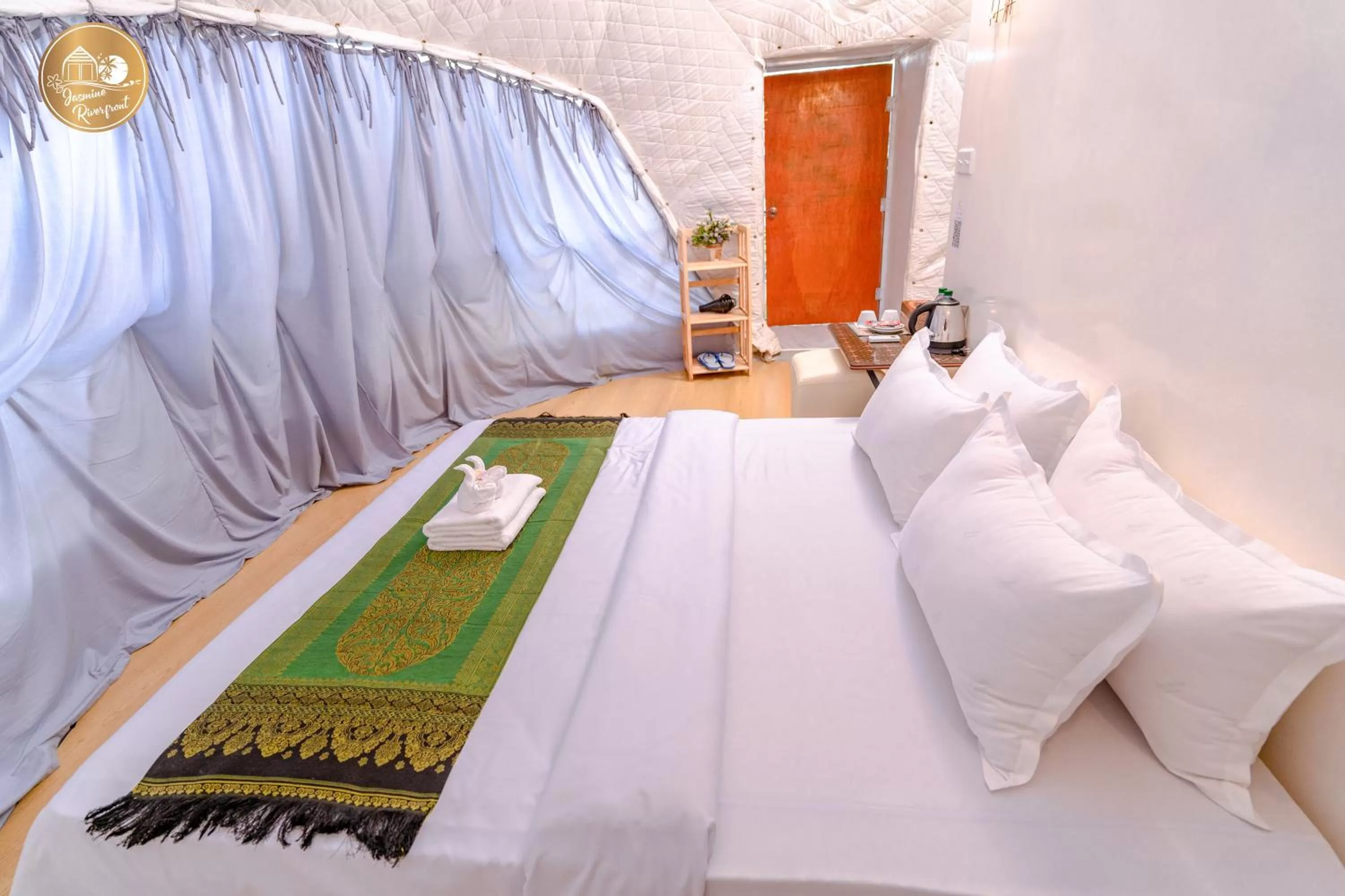 Bedroom, Bed in Jasmine River Front