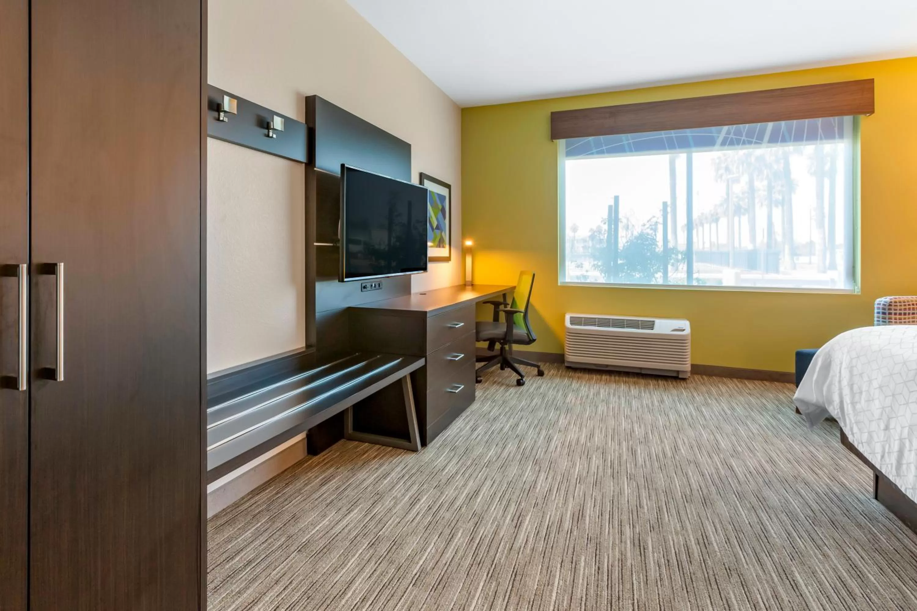 TV and multimedia, Bed in Holiday Inn Express & Suites - Phoenix Dwtn - State Capitol by IHG