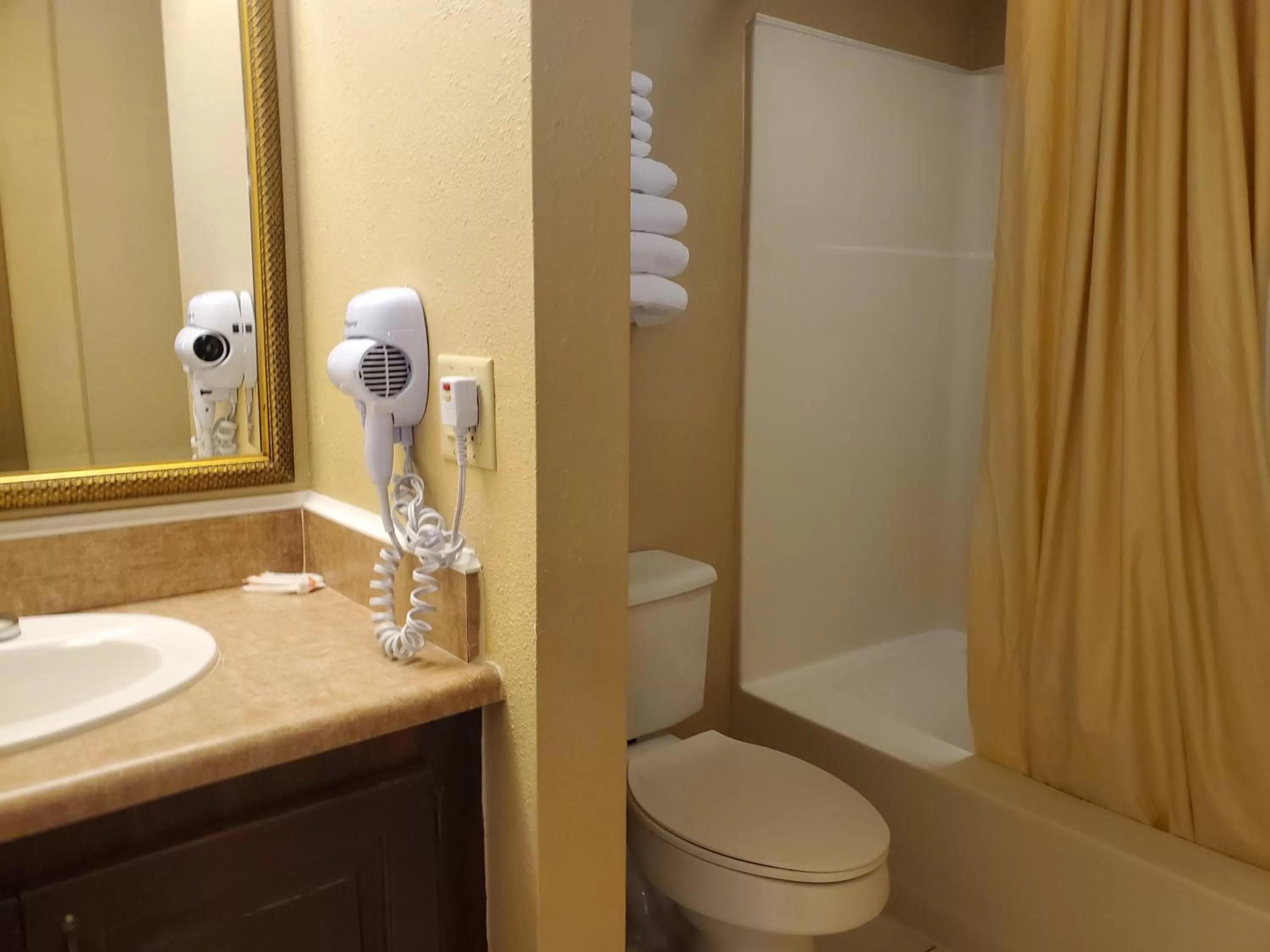 Bathroom in Colonial House Motel