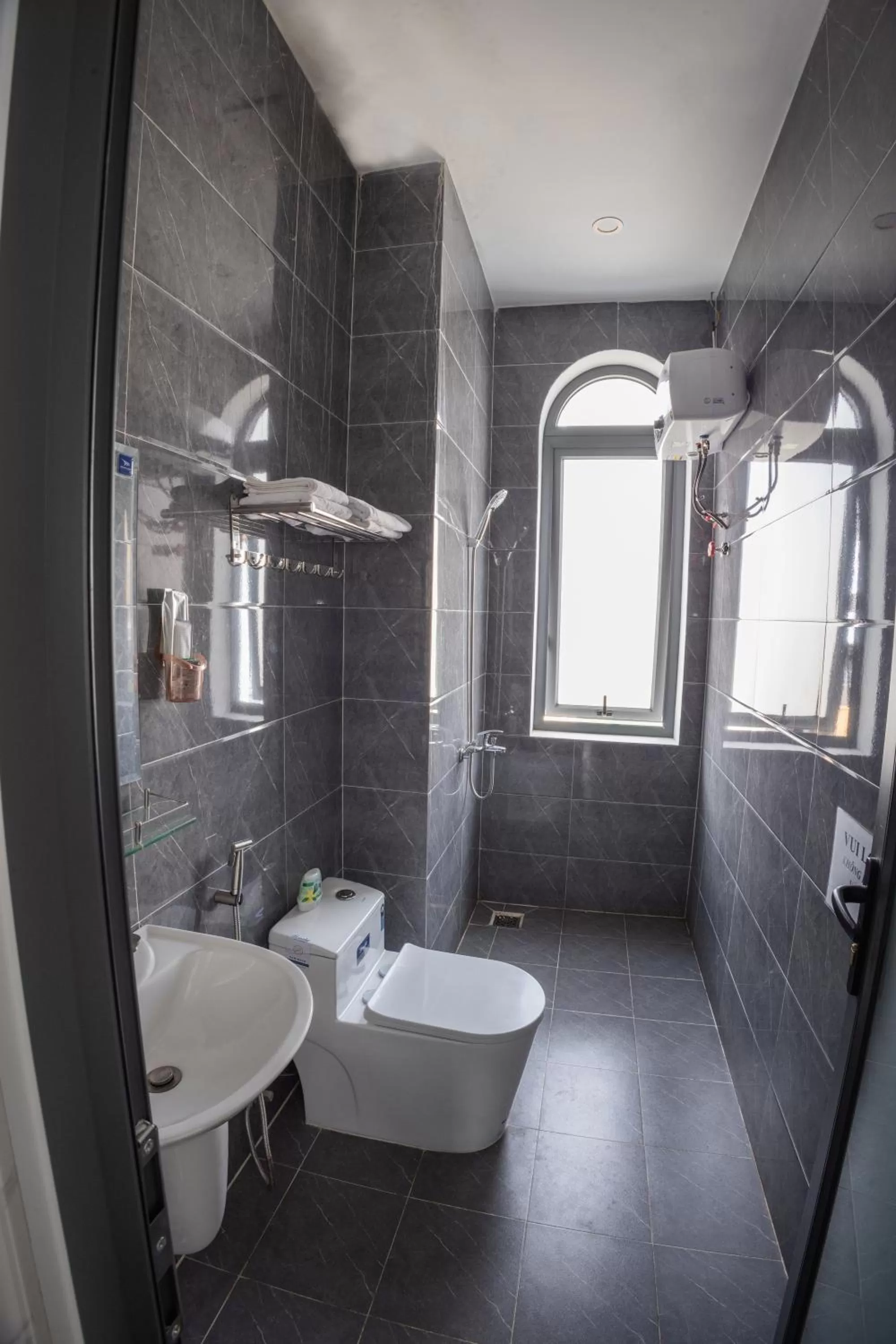 Shower, Bathroom in Hotel Thanh Nhung