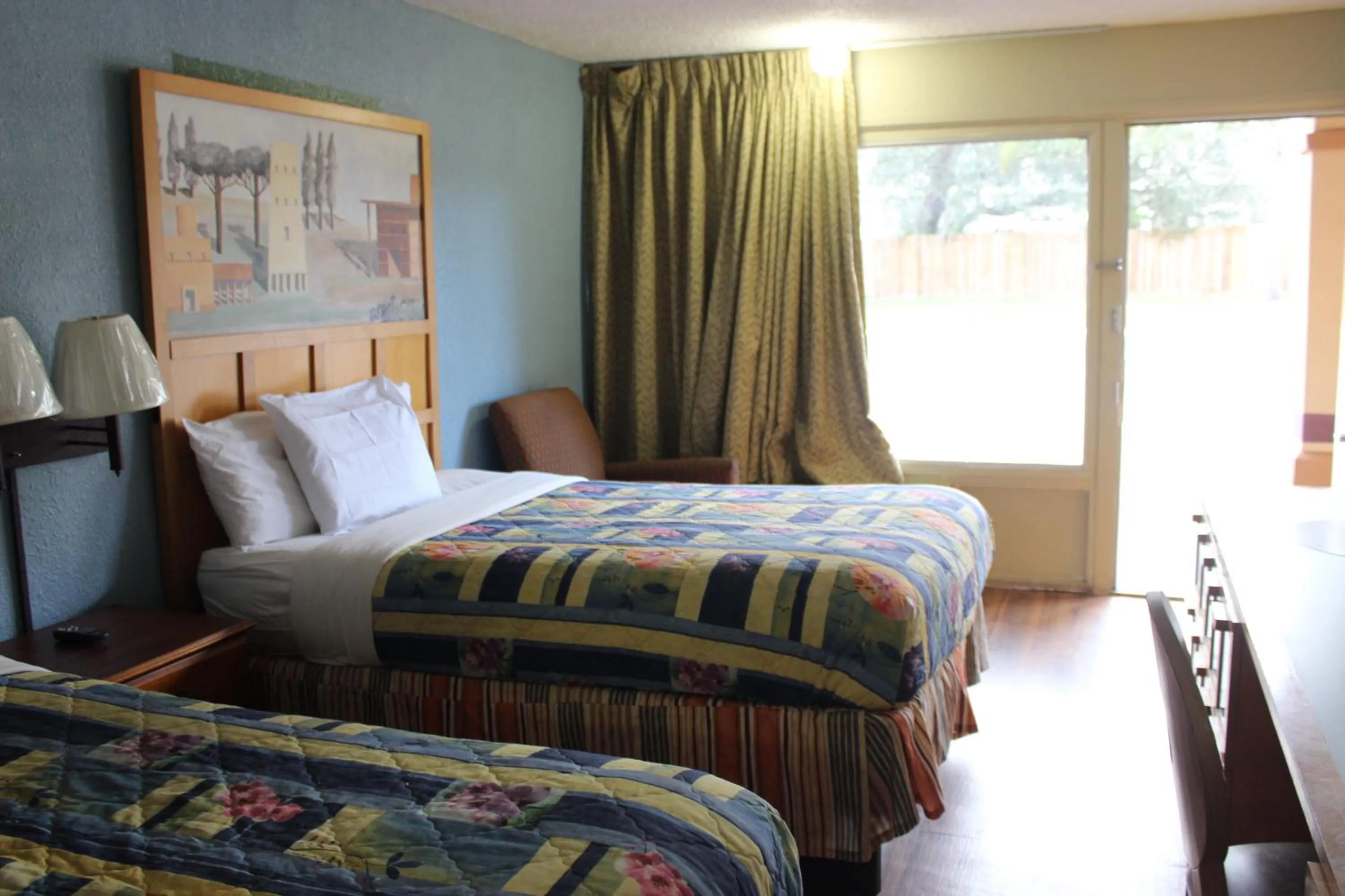 Bed in Tampa Inn Near Busch Gardens