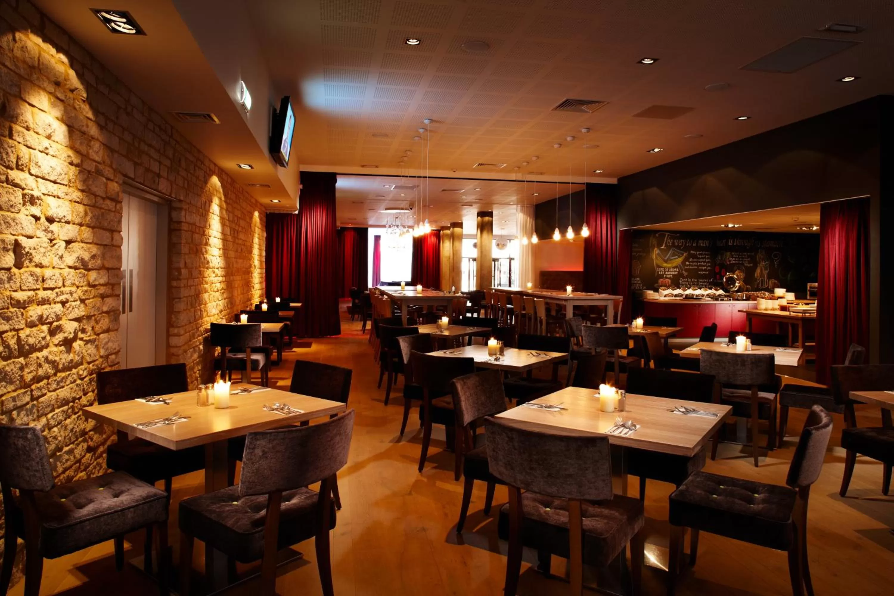 Restaurant/places to eat in pentahotel Reading