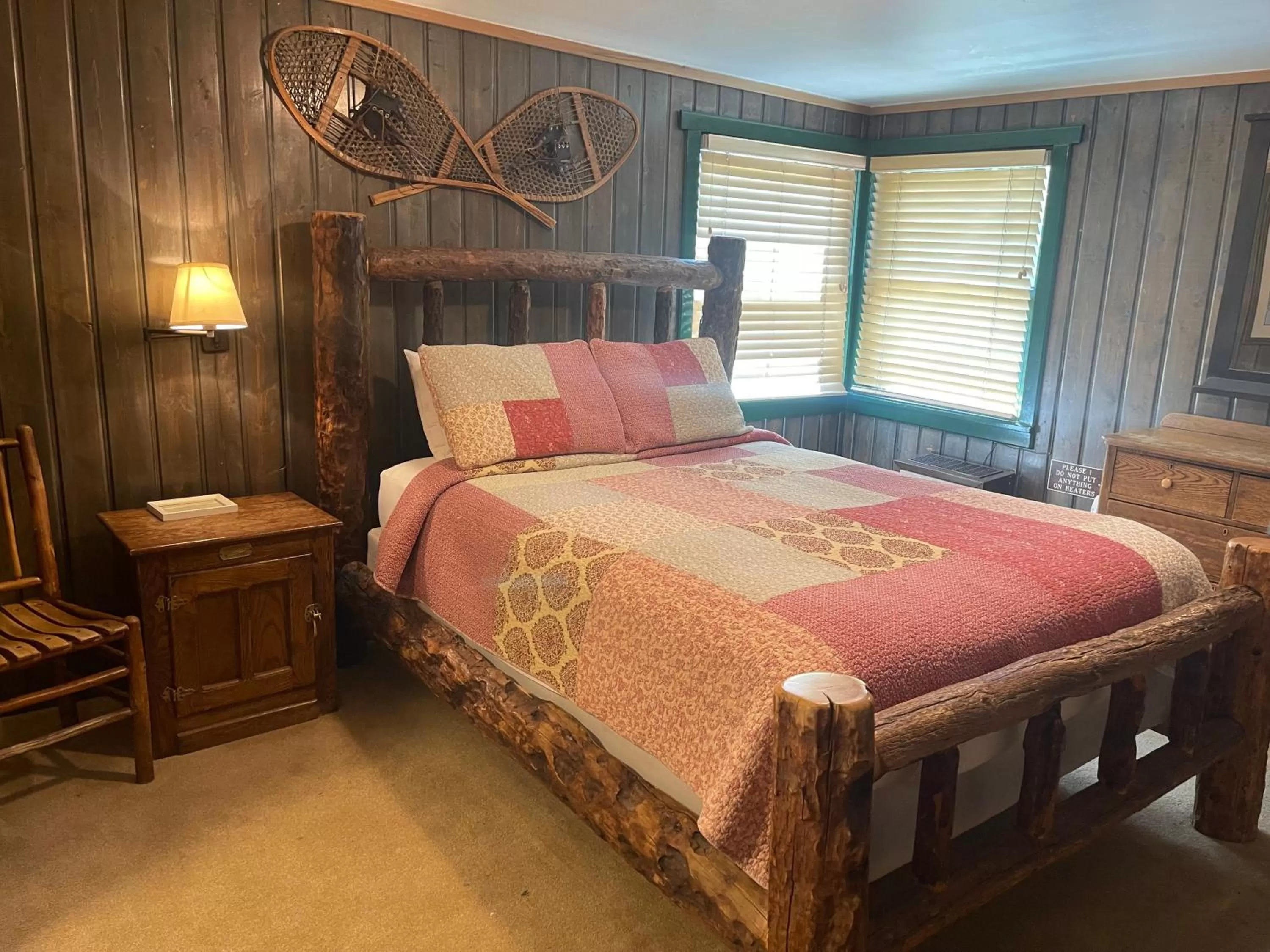 Bed in Silver Fork Lodge & Restaurant