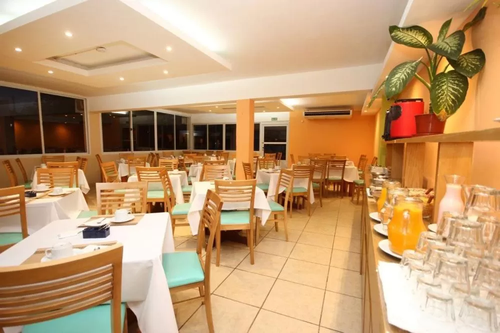 Lounge or bar, Restaurant/Places to Eat in Gran Lourdes Hotel by CPH