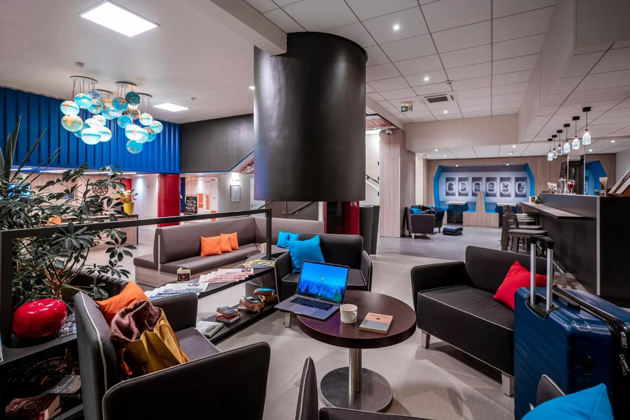 Lobby or reception in ibis Styles Beauvais