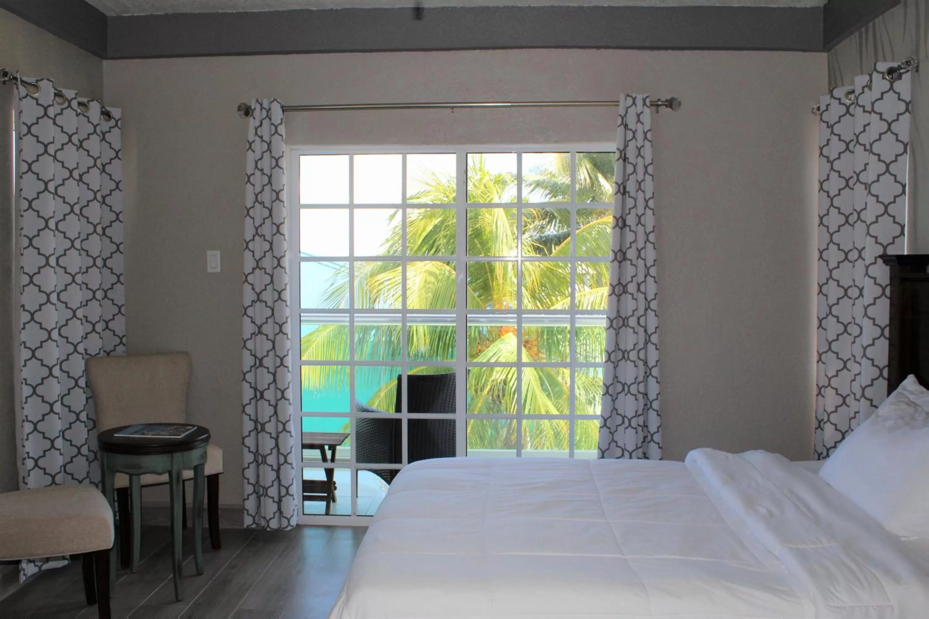 Photo of the whole room, Bed in Barefoot Caye Caulker Hotel
