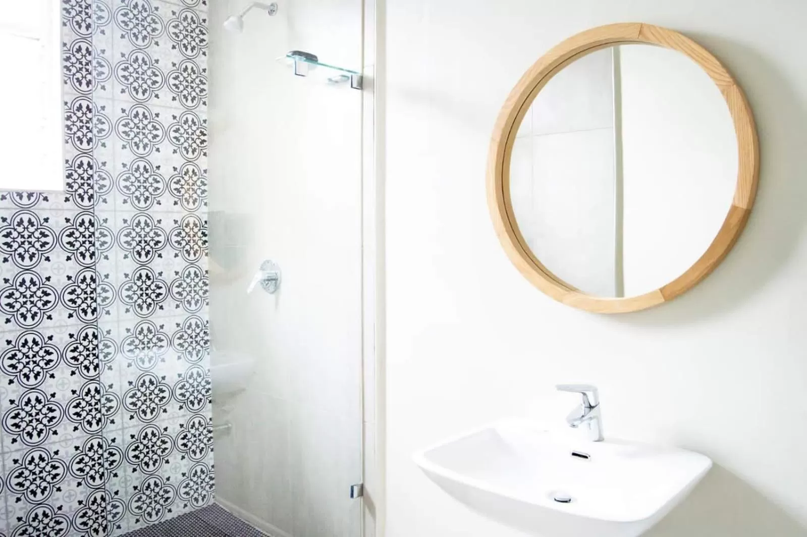 Shower in Thistle Hotel