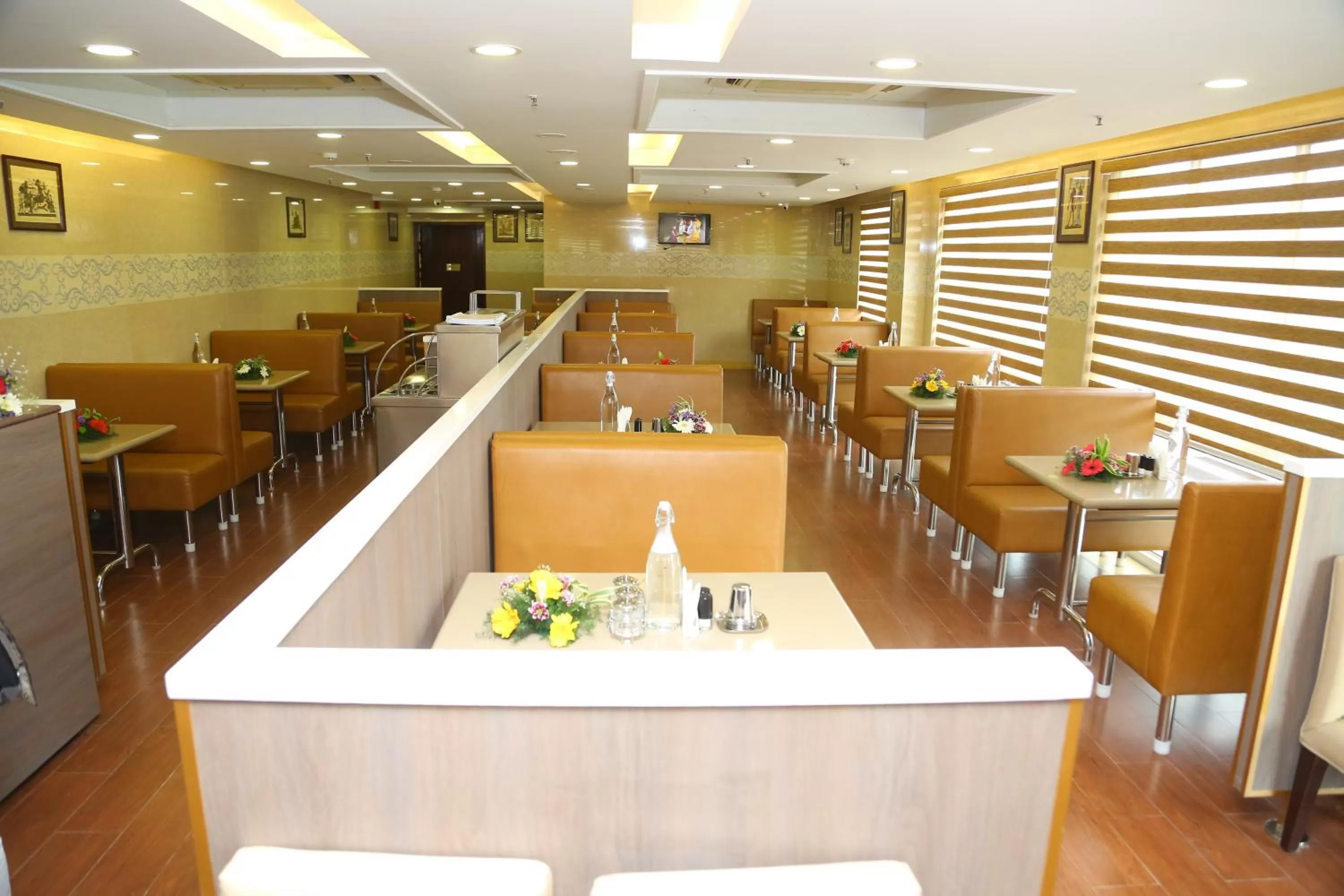 Restaurant/places to eat in Raaj Bhaavan Clarks Inn Chennai